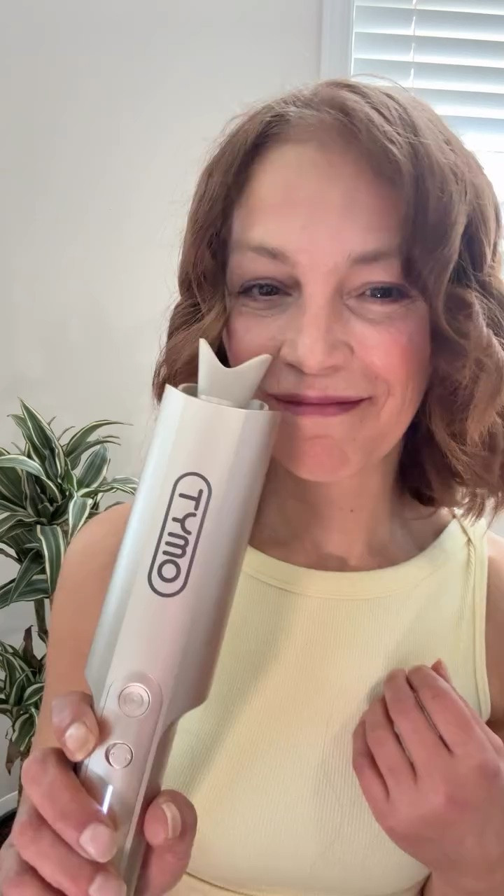 I’m impressed.

It’s easy to use once you get the hang of it.

My biggest tip? Let the curls cool completely before touching them, then gently shake them out and finish with a light hairspray.

The best part? My curls lasted 2–3 days, and I actually love the softer, effortless look on day 2 even more. I’ve been getting so many compliments!

 @tymo_fashiontech  #tymobeauty #CurlsTYMO 

Tymo Curlgo review Tymo Curlgo tutorial Automatic curling iron Best curling tool Long-lasting curls Soft curls tutorial Heat styling tool Easy curls for short hair Hair tool review Viral Amazon hair tool Effortless curls Hair routine