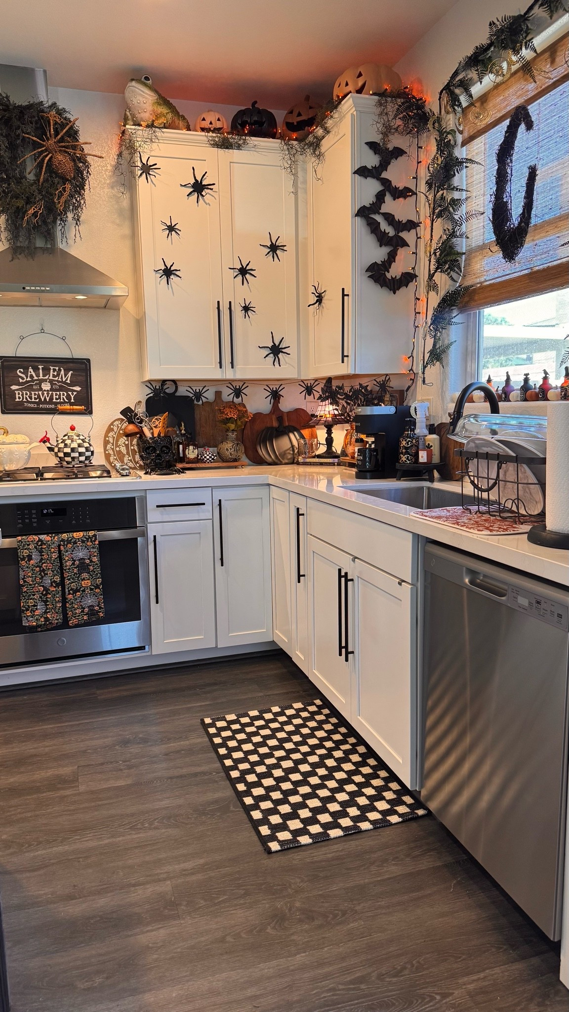 Halloween Checkered Rug! 👻🖤

#LTKHome #LTKSeasonal