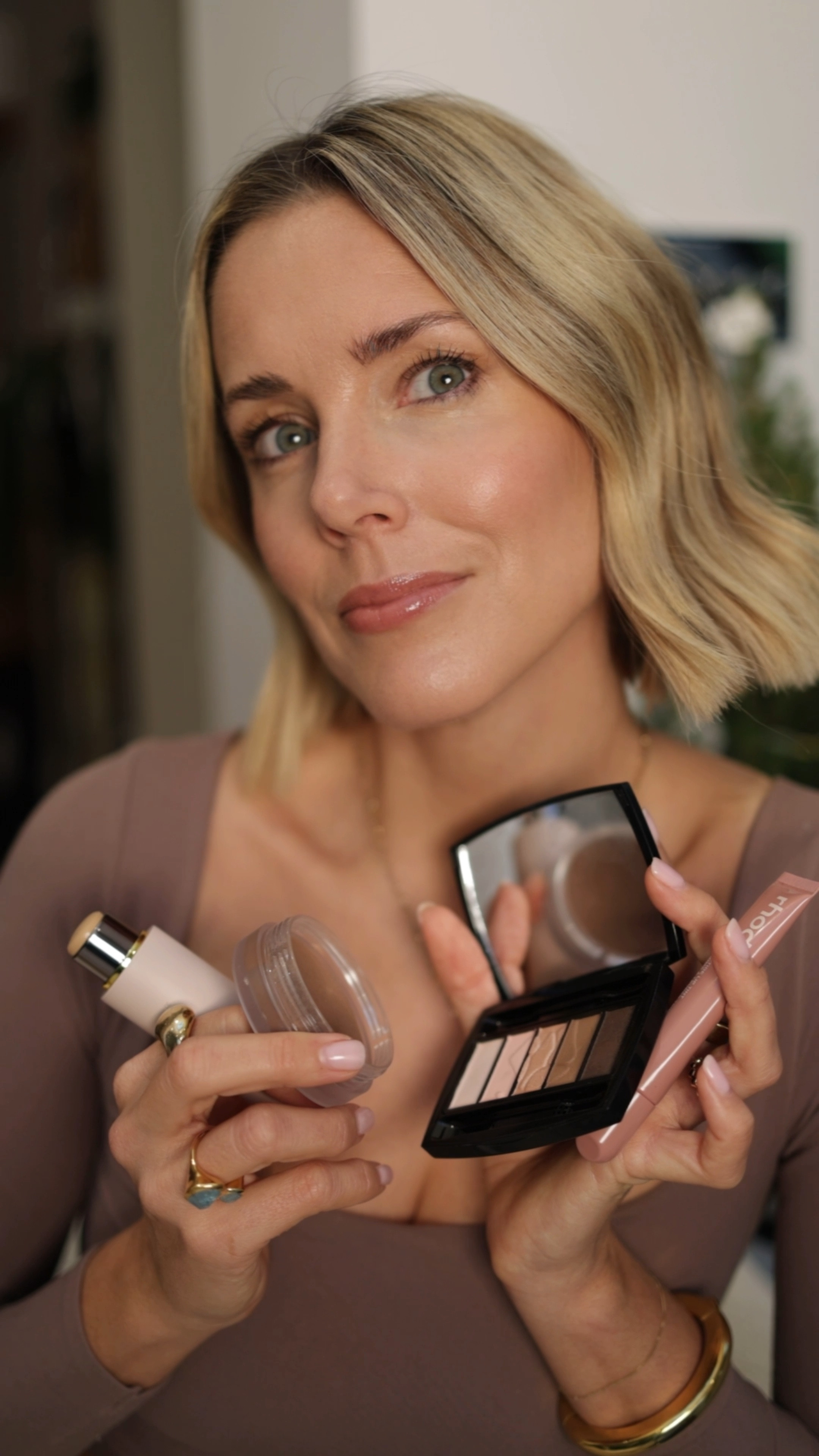 Mocha Mousse Makeup 
Westman Atelier - 3
Victoria Beckham Contour - travertine 
Nars Laguna bronzer - 3
Estee Lauder futurist concealer
Lancome eyeshadow - French dream
Merit Lip pencil - out of stock
Laura Mercier lip - Ella 
Rhode lip - toast 

#LTKuk #LTKwinter #LTKeurope