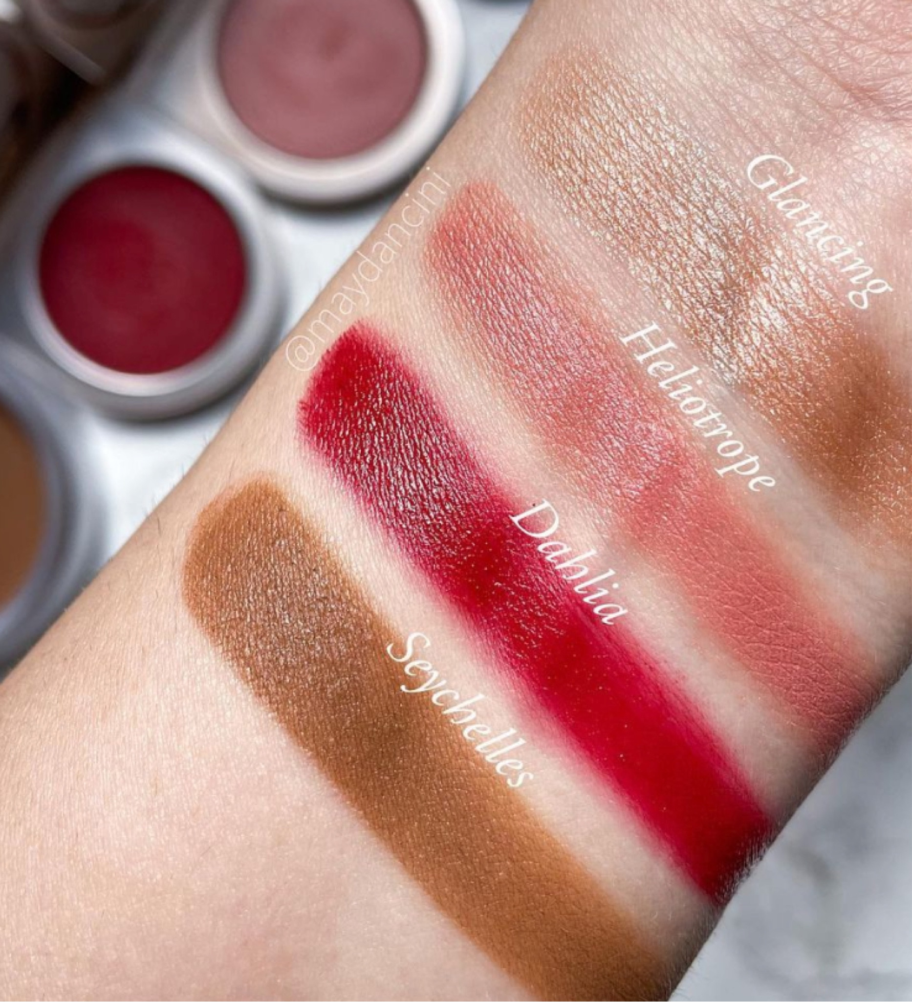 Reuni meus produtos cremosos de Rose Inc para mostrar as cores e texturas!
A Rose Inc é uma marca Clean Beauty que une skincare com cor em produtos multi-funcionais, de alto desempenho e sustentáveis! E 100% vegana e cruelty free!
• Blush cremoso Cheek & Lip Color (R$ 239) -
Cores Heliotrope e Dhalia
Os blushes têm textura cremosa e acabamento radiante e dão um efeito blur na pele! A fórmula contém esqualano, ceramidas, vitamina E e ácido hialurônico, proporcionando hidratação e proteção à barreira da pele! A pigmentação é alta mas a cobertura é construível e é muito fácil de esfumar! A pele fica muito bonita, mais uniforme e iluminada! O toque é de pele hidratada sem ficar pegajosa e a cor dura o dia todo! Pode ser usado nos lábios também!

#LTKbrasil