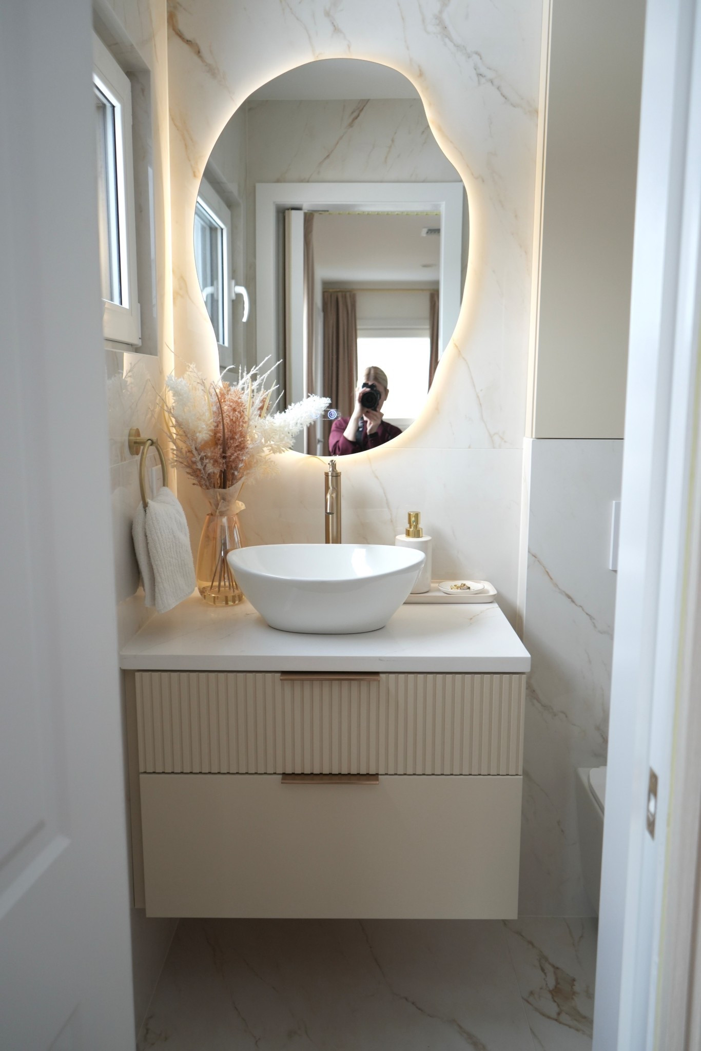 Modern bathroom design 🥰 


Bathroom inspo, vanity inspo, floating vanity , LED mirror , vessel faucet, bowl sink 

#LTKdayinmylife #LTKHome #LTKSaleAlert
