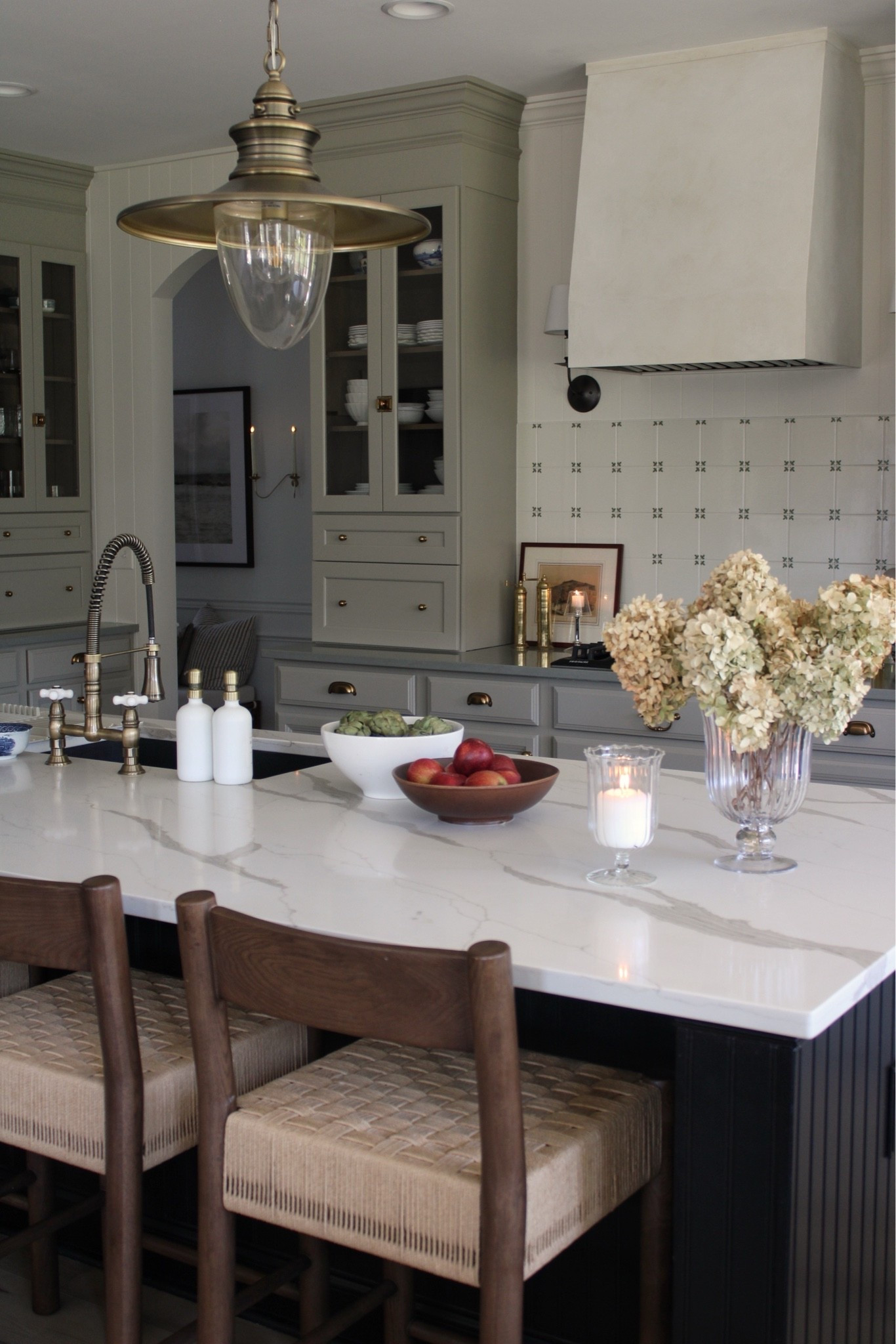 My kitchen,
Vintage modern, mixed metals, dark wood counter stools, vintage brass faucet,
Antique and Vintage brass hardware

#LTKHome