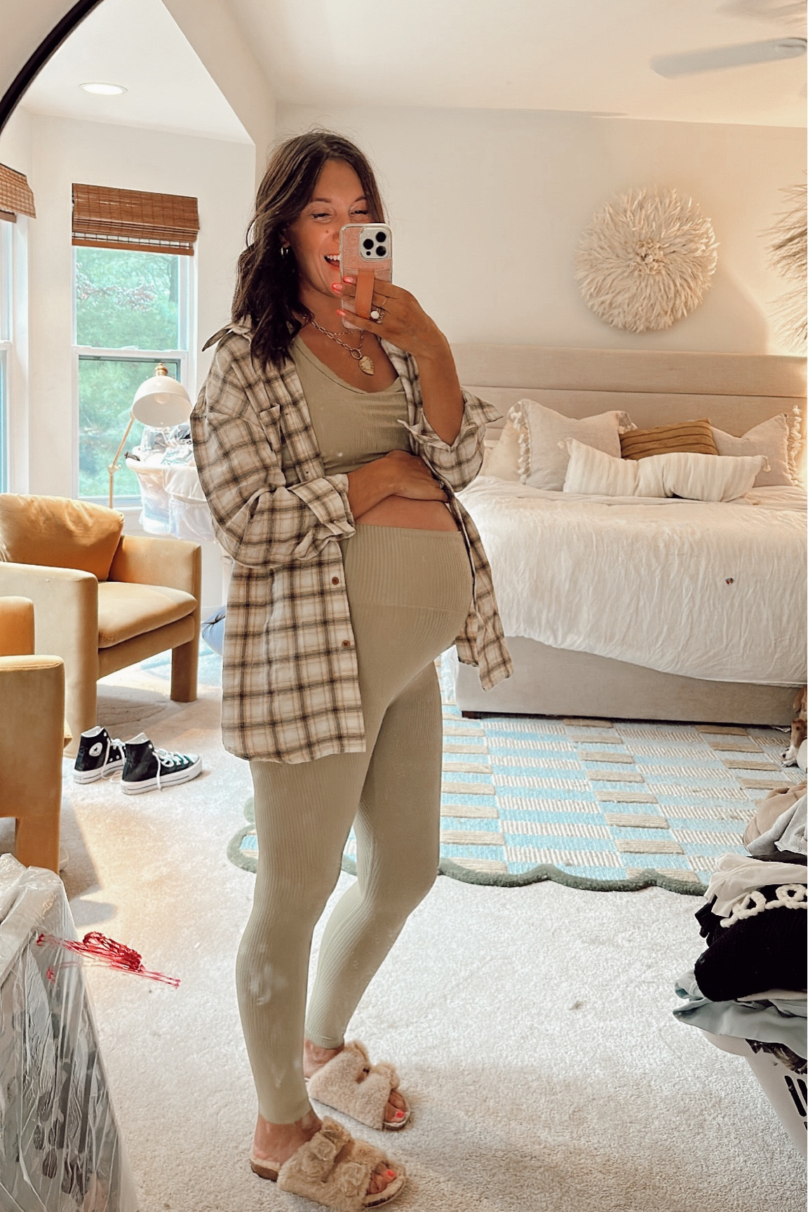 A matching set + loose top has been my go-to in the third tri! Bellies out, mamas! 