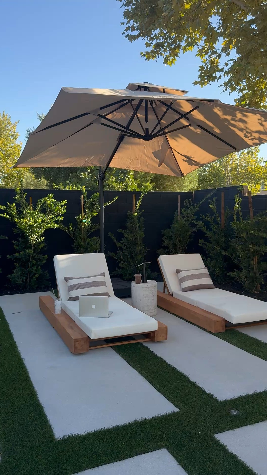 The perfect summer set up I will be taking calls from outdoors ☂️✔️🏡