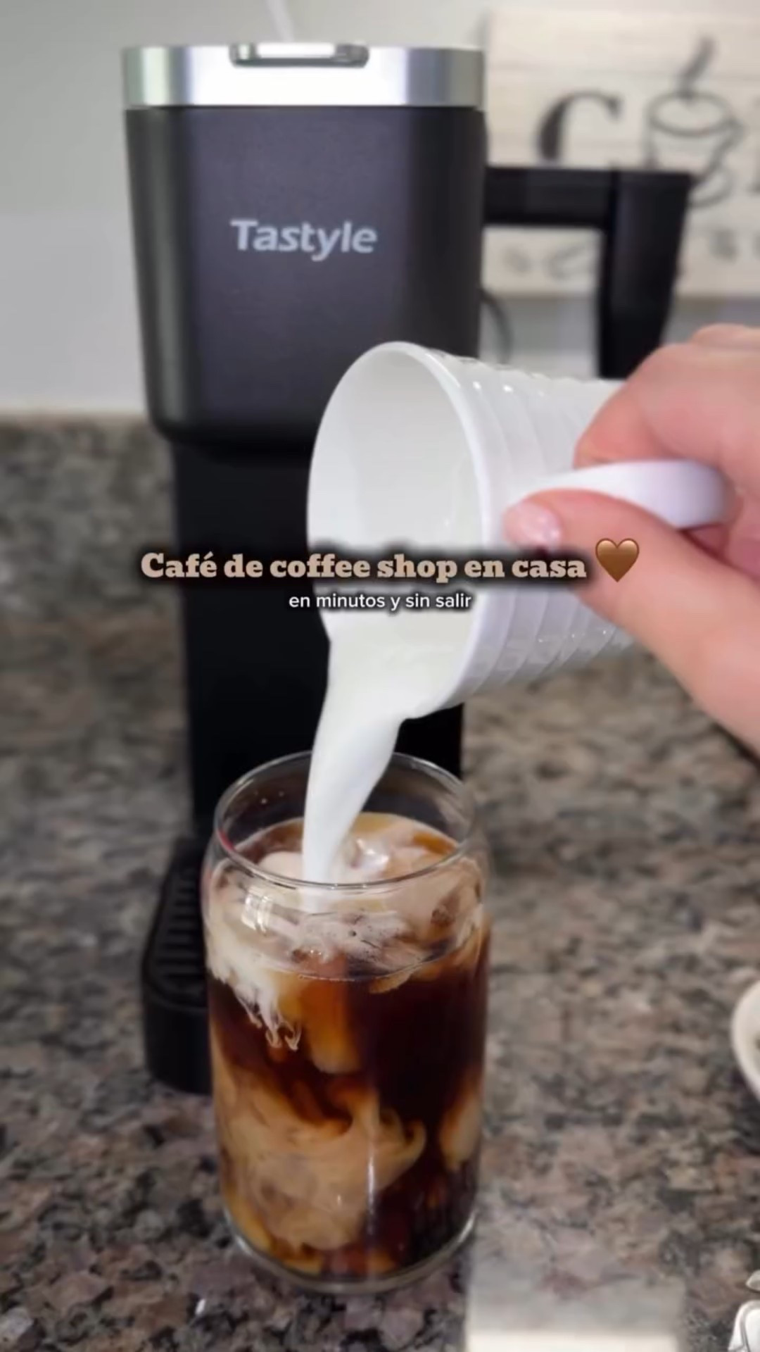 Café de coffee shop en casa 🤎☕️

Si amas el buen café y tienes poco espacio, esta Tastyle Single Serve es perfecta. Es compacta, potente, tiene tanque de 40 oz, incluye espumador de leche y puedes usar café molido o pods 😍

Yo ya estoy haciendo mis iced lattes en casa en minutos.

Tengo 33% OFF exclusivo con mi código 💸
Link y código en el primer comentario 

#tastylecoffeemaker #coffeelover #icedcoffee #amazonfinds #coffeemaker