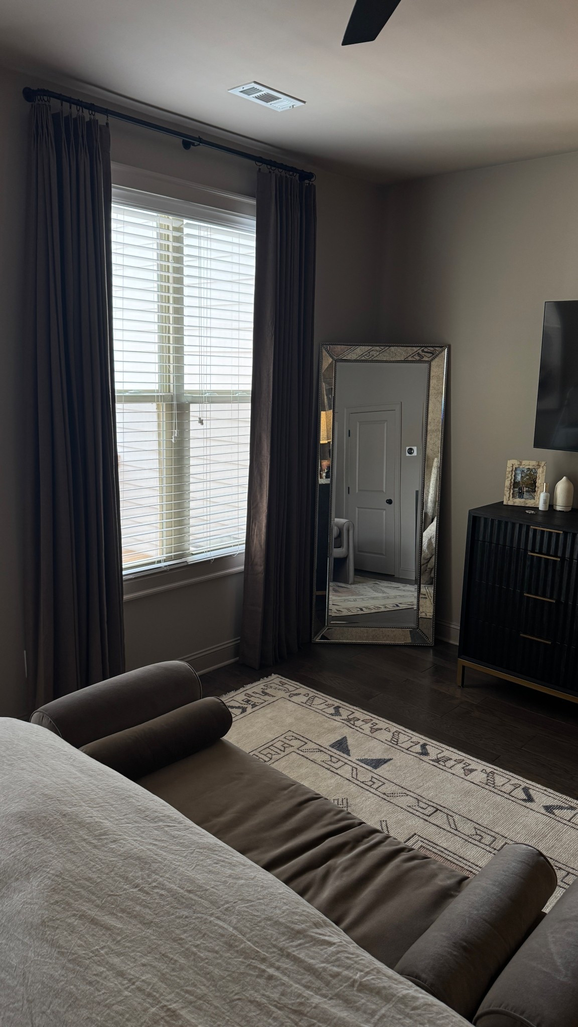 LOVE these blackout curtains for my Bedroom! I chose cafè brown for my room and sand for my guest room. I have 108” ceilings and chose the 60x102” curtains.
