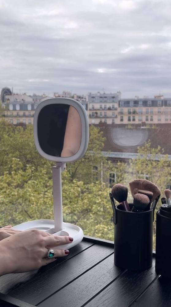 One of my favorite little finds, especially for travel because hotel bathrooms usually have really bad lighting so I love being able to take this right up to the window and doing my make up in natural light 🤍👌🏻🪞