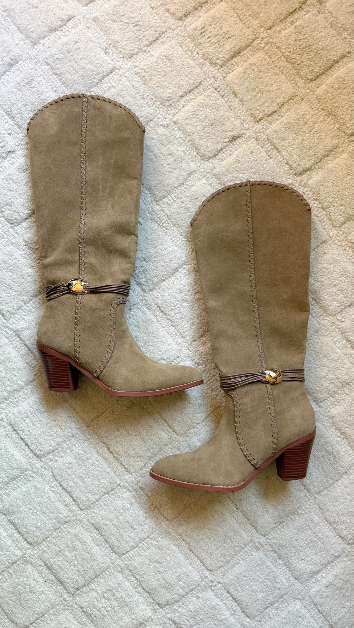 These Amazon boots are a 10 out of 10 in comfort level! Perfect tall boot for fall. 🍁

#LTKootd #LTKgrwm #LTKSeasonal