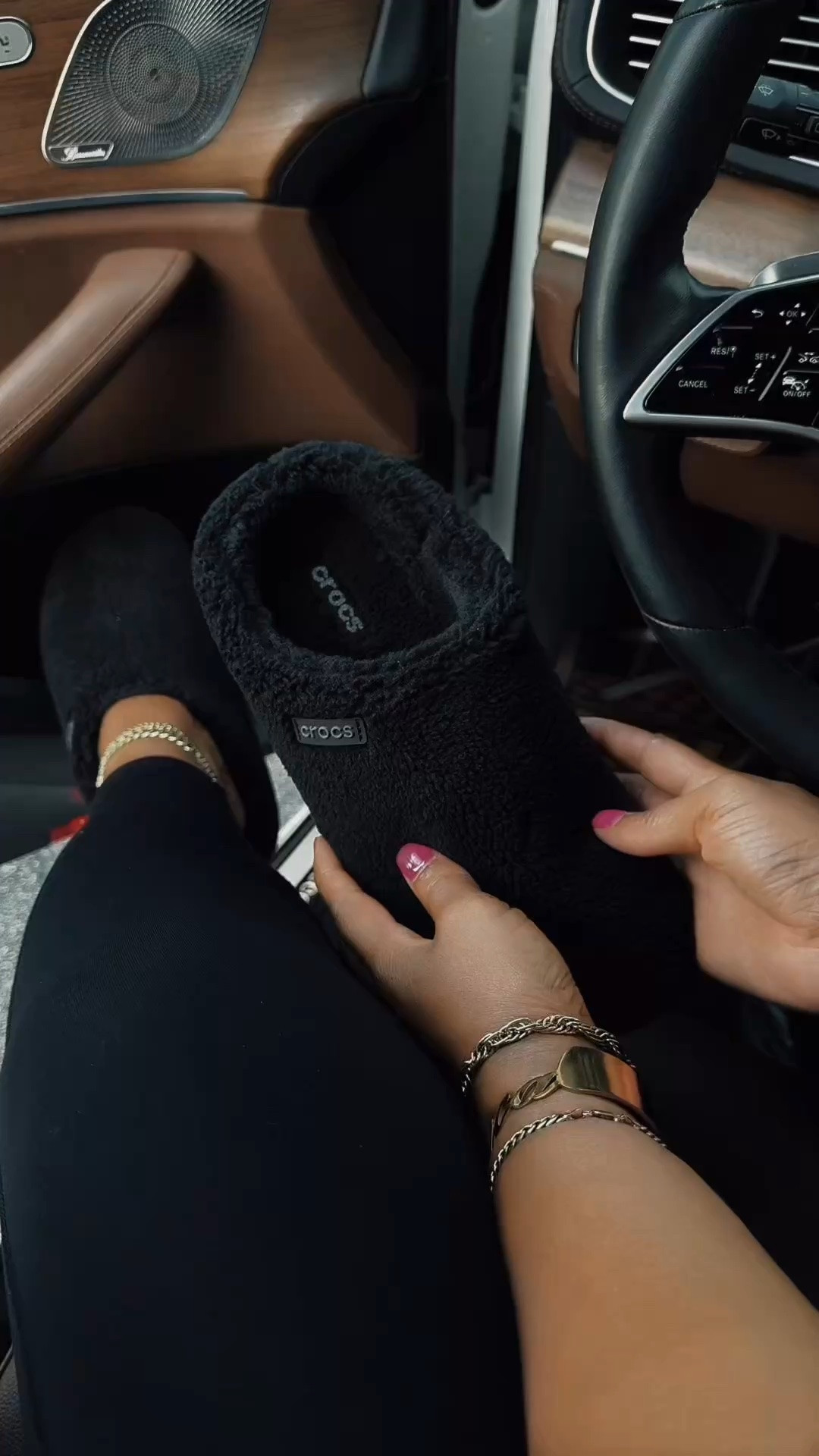 I’m sorry but WHY are these Crocs Café slippers this cute?! 😭☕️ @crocs