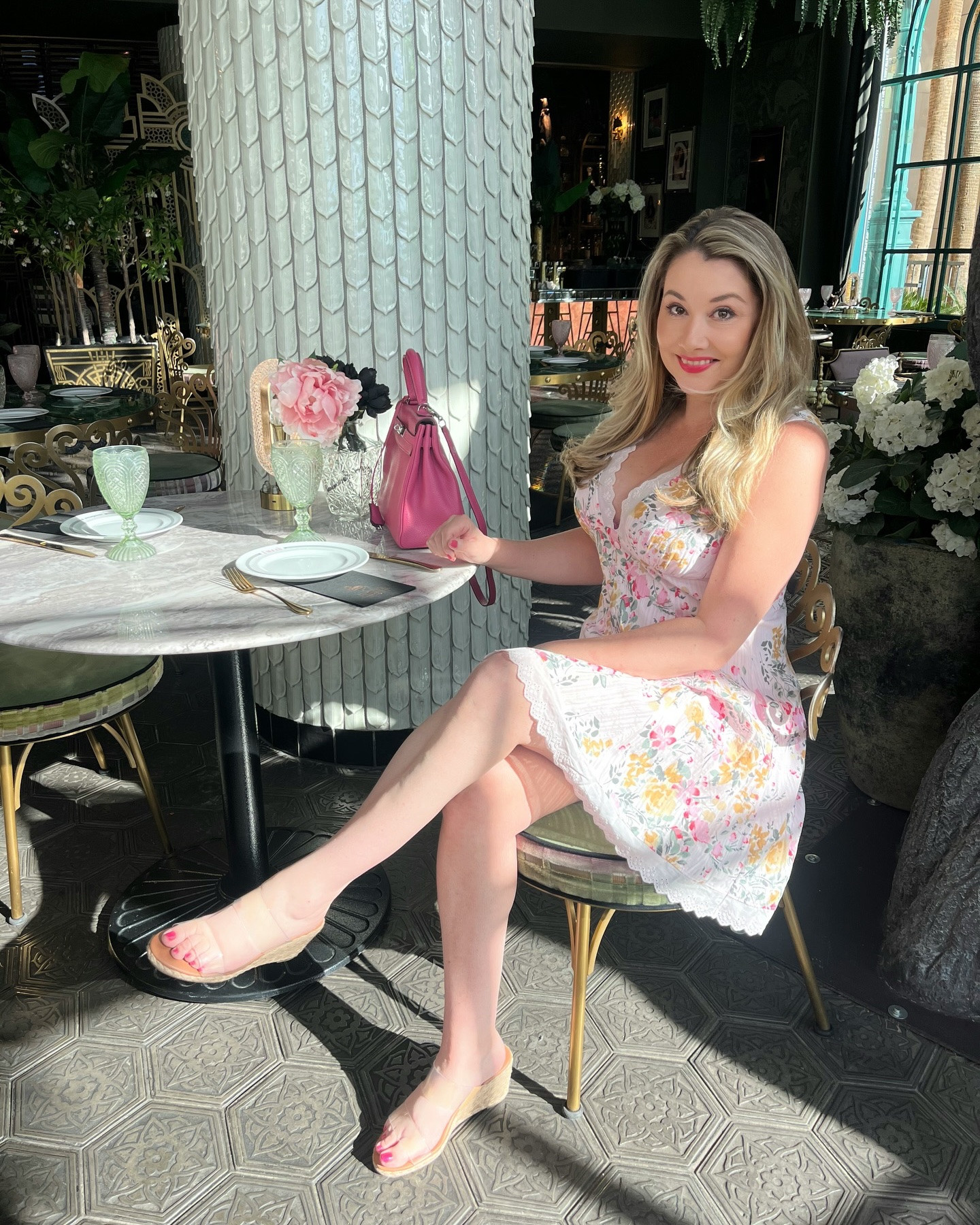 If you’re looking for the most fabulous restaurant in Vegas you have to visit @pinkysbyvanderpump 🌸It’s the perfect place for any celebration or just because. The decor is so pretty. #placestovisit #vegas #lifestyleblogger #happyhour #weekendfun