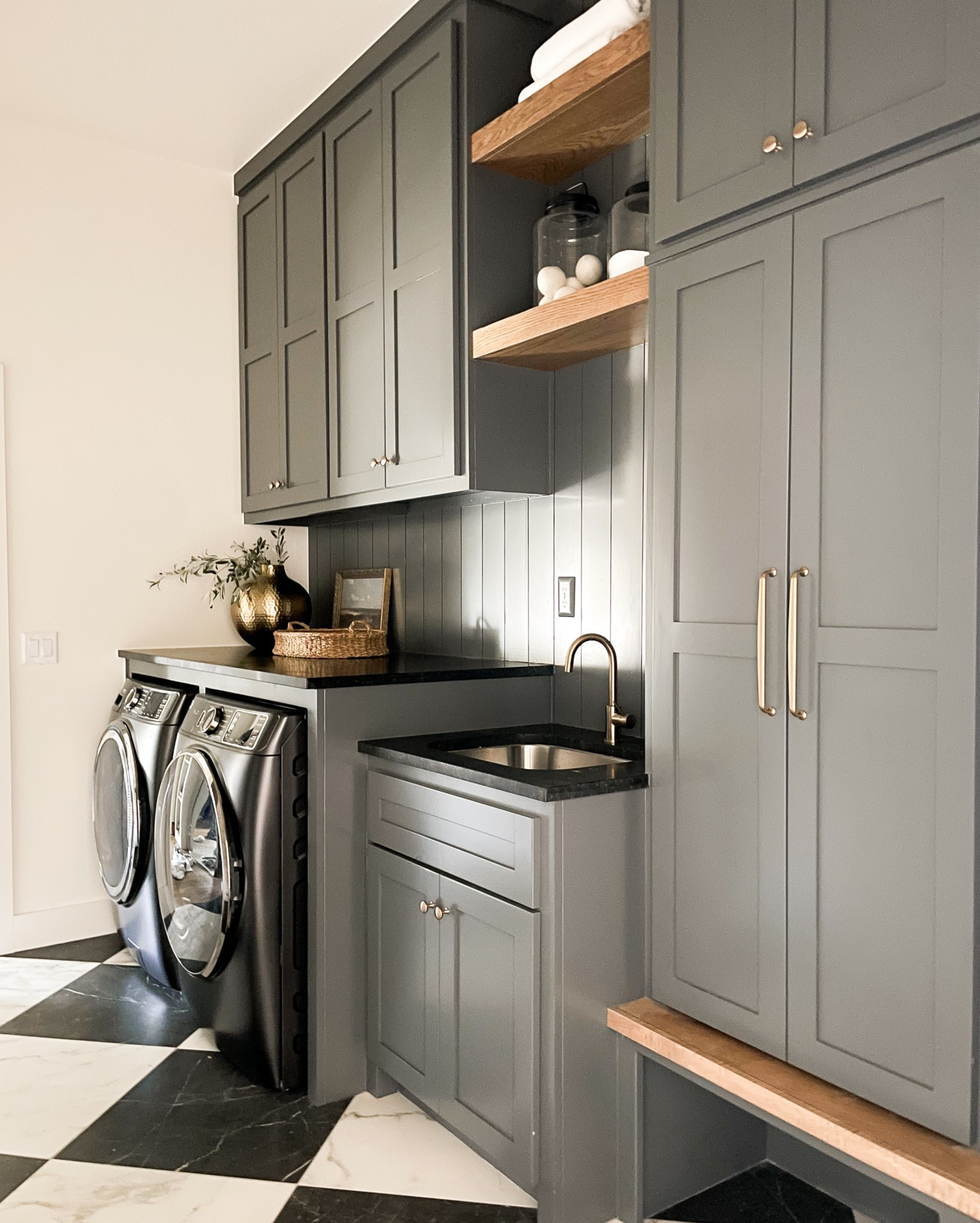 Mudroom laundry room decor 

#LTKHome