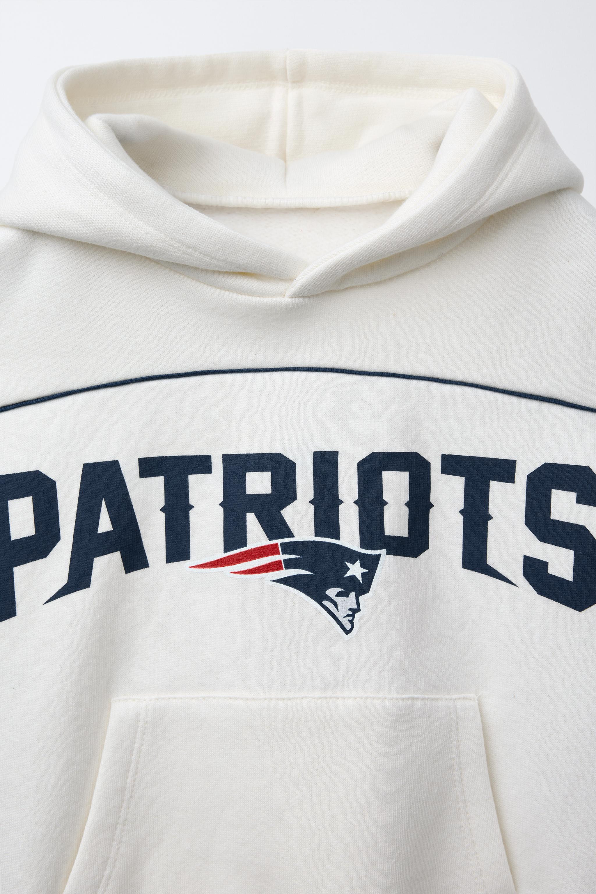 Hooded sweatshirt with long sleeves. Ribbed trims. Front pouch pocket. PATRIOTS © NFL print on t... | Zara UK