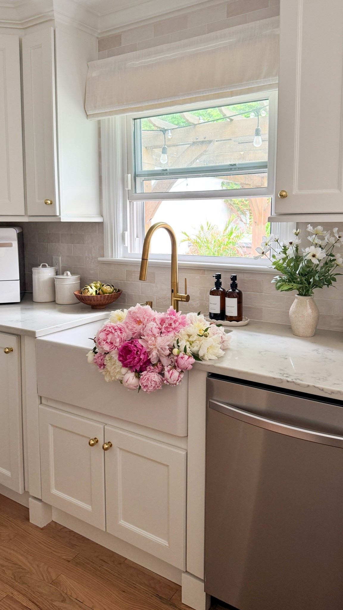 Just picked up these gorgeous peonies from my porch, and they instantly changed the entire vibe of my kitchen! 🌸

I’m always amazed how fresh flowers can bring so much life and brightness to a space. Sharing all my kitchen finds for you below 💕

#NeutralHomeDecor #ModernOrganicHome #KitchenStyling #HomeDecorFinds #PeonySeason
