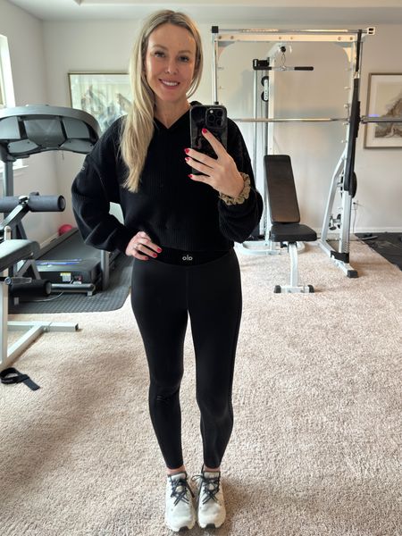 A happy accident! The waistband ribbing on my favorite leggings matches the ribbing on my hoodie. 

#LTKfitness