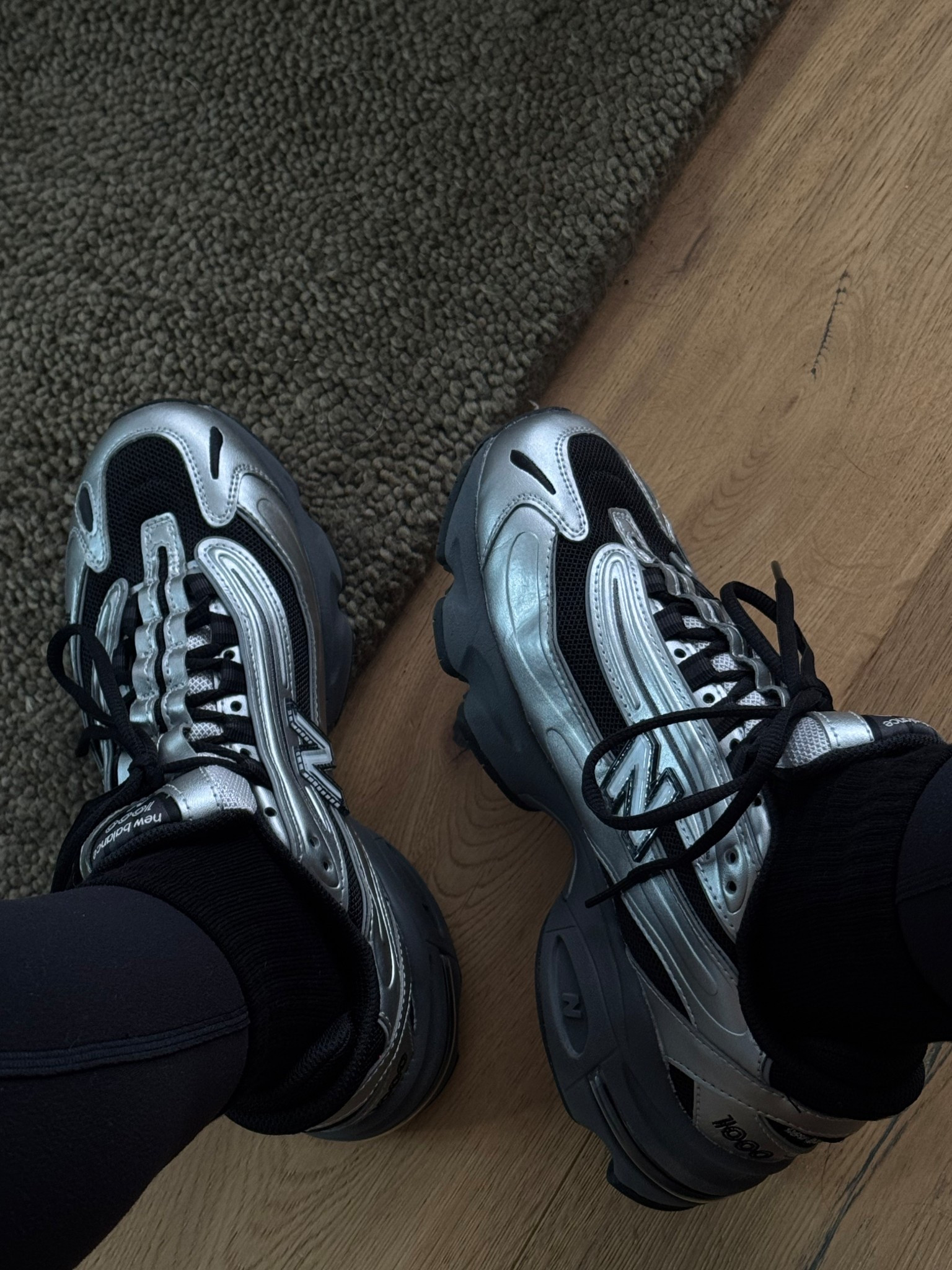 New sneakers, the silver gives an elevation to your standard black or white. Very comfortable! 