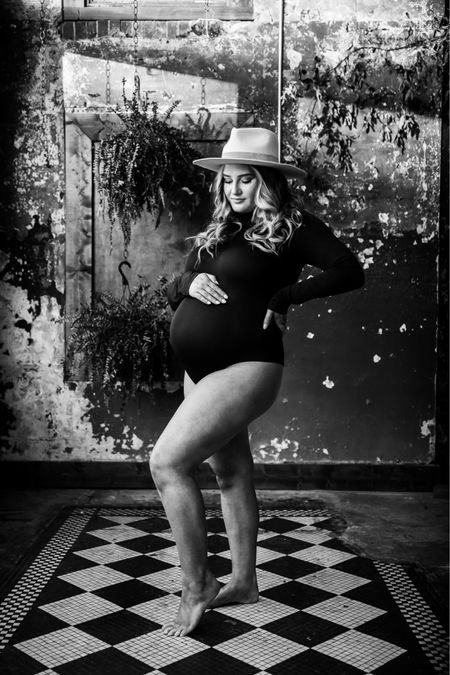 Maternity photo shoot black bodysuit silhouette picture tan wide brim hat 