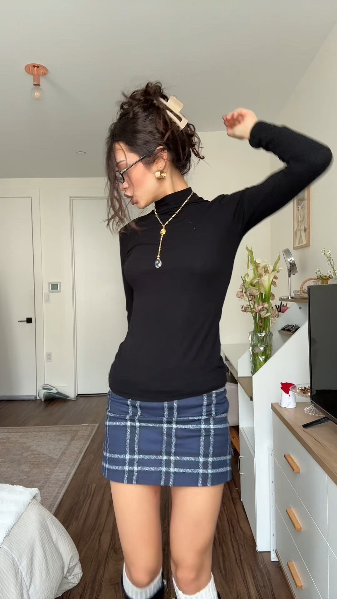 skirt from @lewkin #blackturtleneck #plaidskirt #miniplaidskirt #goldjewelry #blackboots #fakeglasses #fallootd #ovalglasses 


#LTKStyleTip #LTKSeasonal