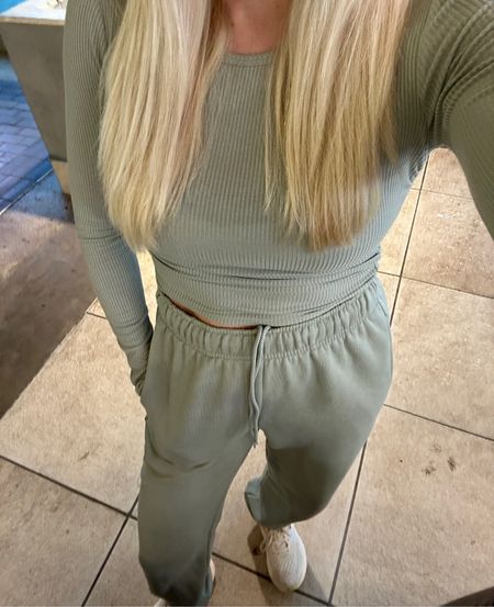 Airport outfit/ travel outfit: XS in sweatpants, small in top. On sale! 