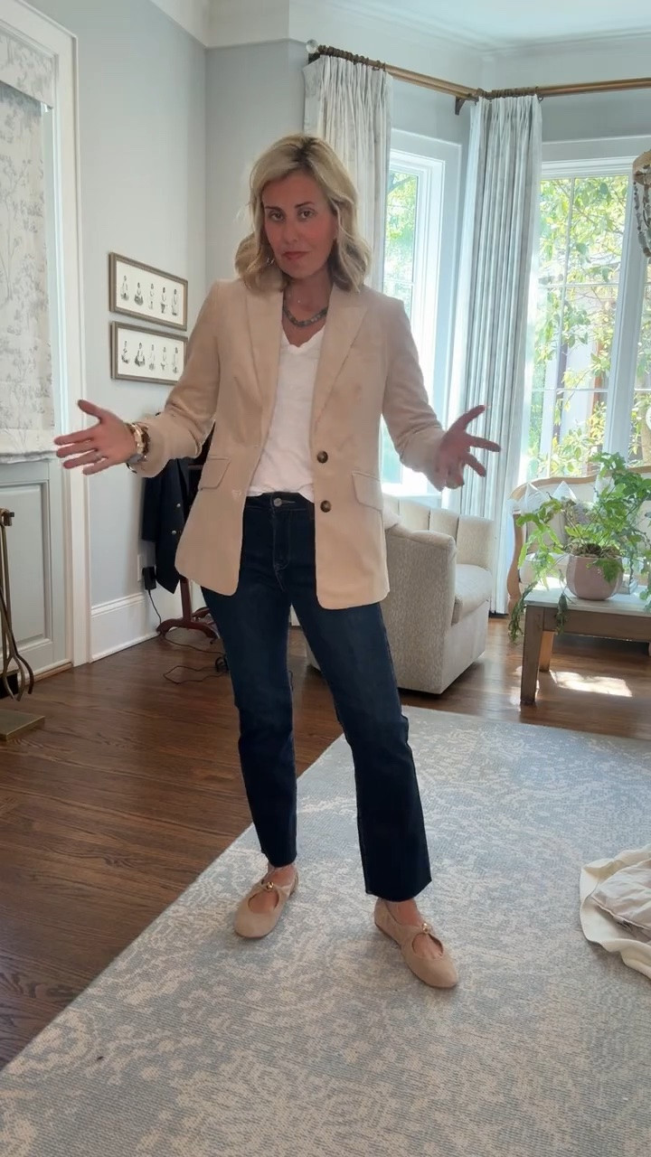 Boden Sale!! 
Tee- XS 
Blazer - 2R
Jeans - 26 
Mary Jane’s - 7.5 (1/2 size down) 


Codes:
*Lilla P - CMLP15
*W25V for 25% off select items Boden 
*9Q3A for 15% off full price Boden 
Catherine20 at Allie + Bess
