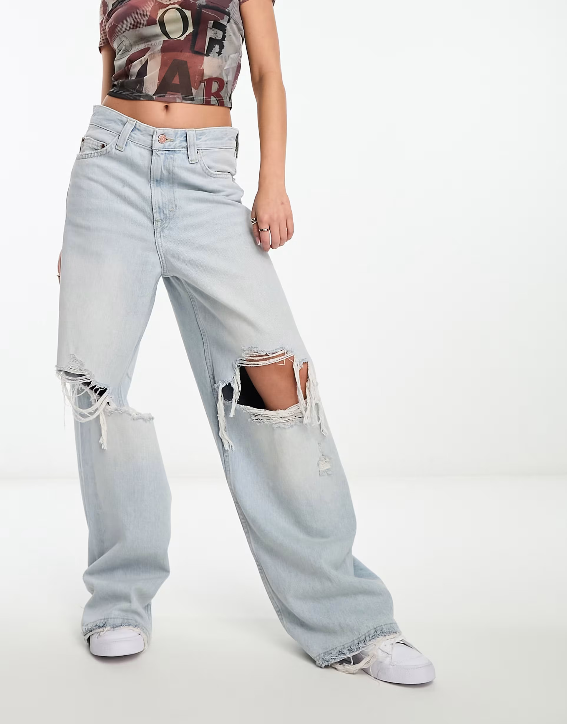 Bershka – Jeans in Hellblau mit weitem Bein und Zierrissen | ASOS (Global)