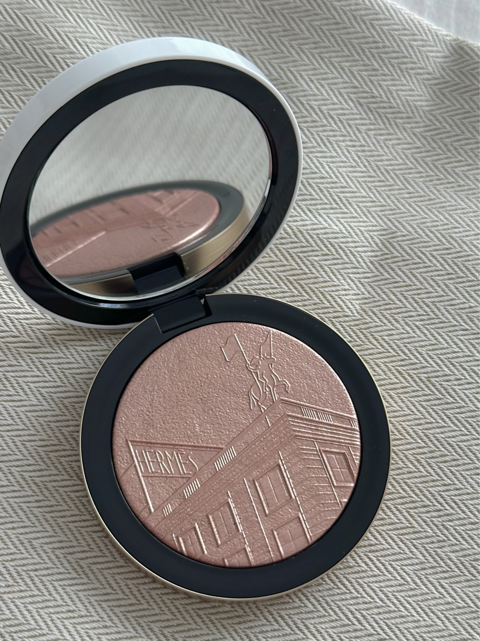 This limited edition Hermès highlighting powder is pure magic 🩷

#LTKBeauty #LTKHoliday #LTKGiftGuide