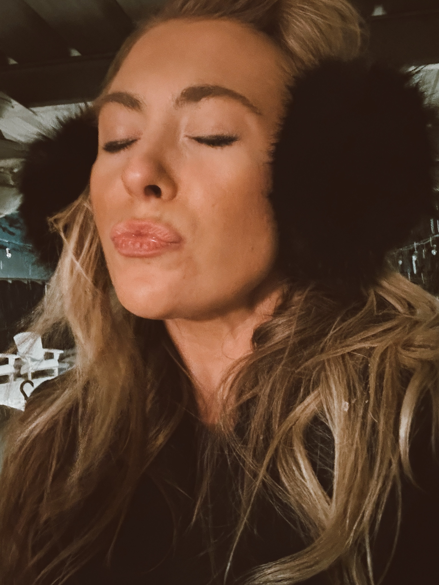 Been waiting for my ear muff moment 
🖤🌨️