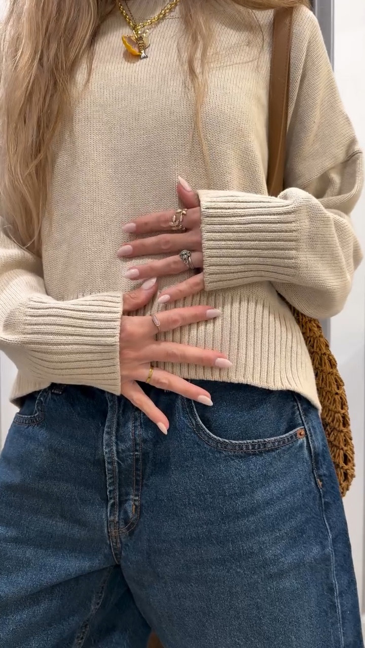 Day 18 with a super low effort fit. It’s been raining and my hair is hella frizzy, nothing polished here or over edited. 

Thanks for coming to my ted talk yesterday. I love you all 💕

#ootd #styleinspo #effortlessstyle #postingeveryday