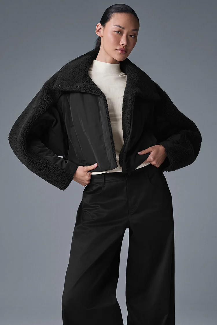 Sherpa Cozy Escape Puffer - Black/Black | Alo Yoga (US)