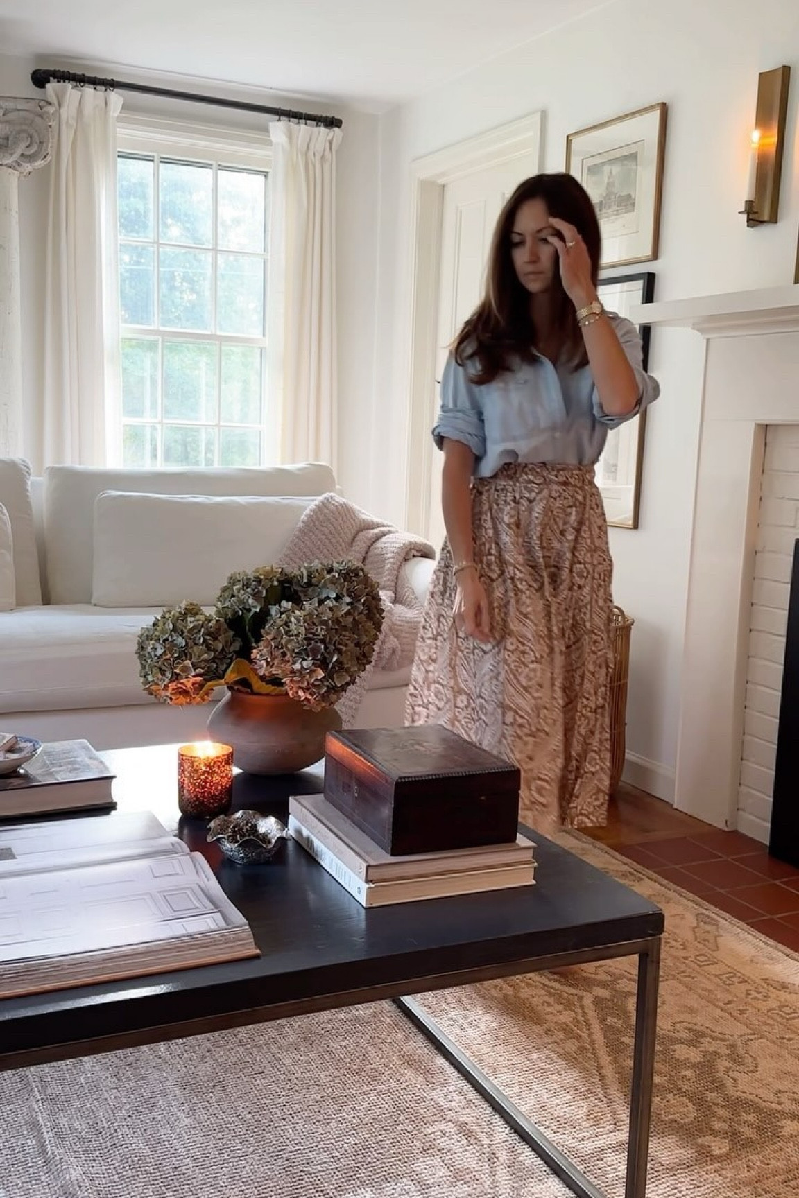 Fall coffee table styling 🍂 I packed up the shells from summer and replaced them with dishes of pinecones and matches. Slowly shifting into fall and I'm loving every minute of it. 

My outfit today is a @gap chambray shirt paired with a @mareathebrand skirt from their new fall line which launches today! 🍂 #fallstyling #coffeetablestyling #fallathome #cozyhome #cozyseason #falloutfit #nancymeyersaesthetic