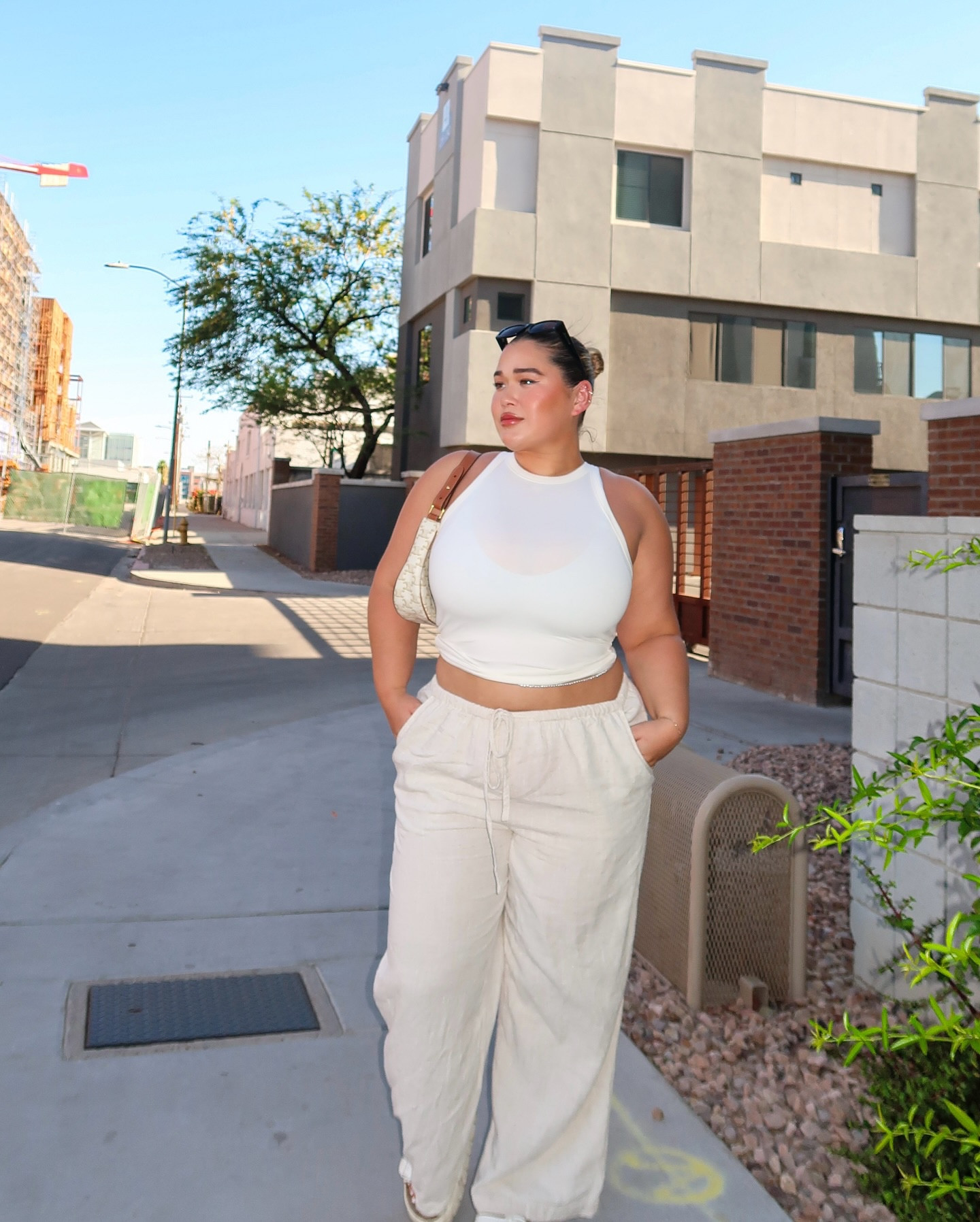 Summer in the city but make it cozy
Linen, light, and living for the little things
What’s your go-to summer uniform?
#summerstyle #minimalstyledaily #linenpants #streetstylefashion #curvystyle