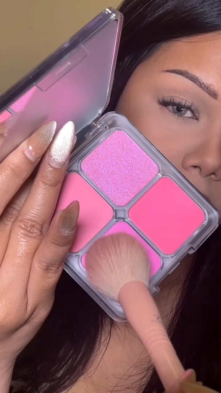 🌸 Spring makeup inspiration 🌸

@hudabeauty BABY PINK blush palette 

@onesize Powder Melt Setting Spray

@colourpopcosmetics GREW 3 SIZES super shock highlighter 

#makeuptutorial #glammakeup #highlighters #pinkmakeup #springmakeup