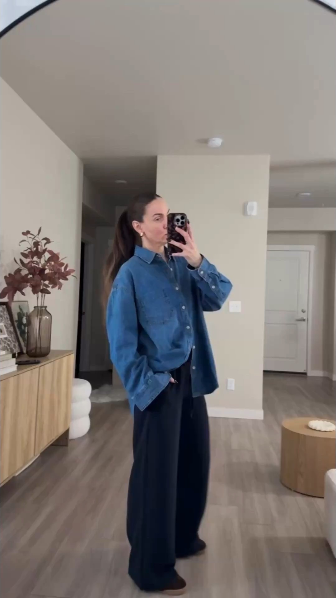 luxurious italian suede bag 50% off with code HOLIDAY 

#madewell #holidays #christmasgift @madewell