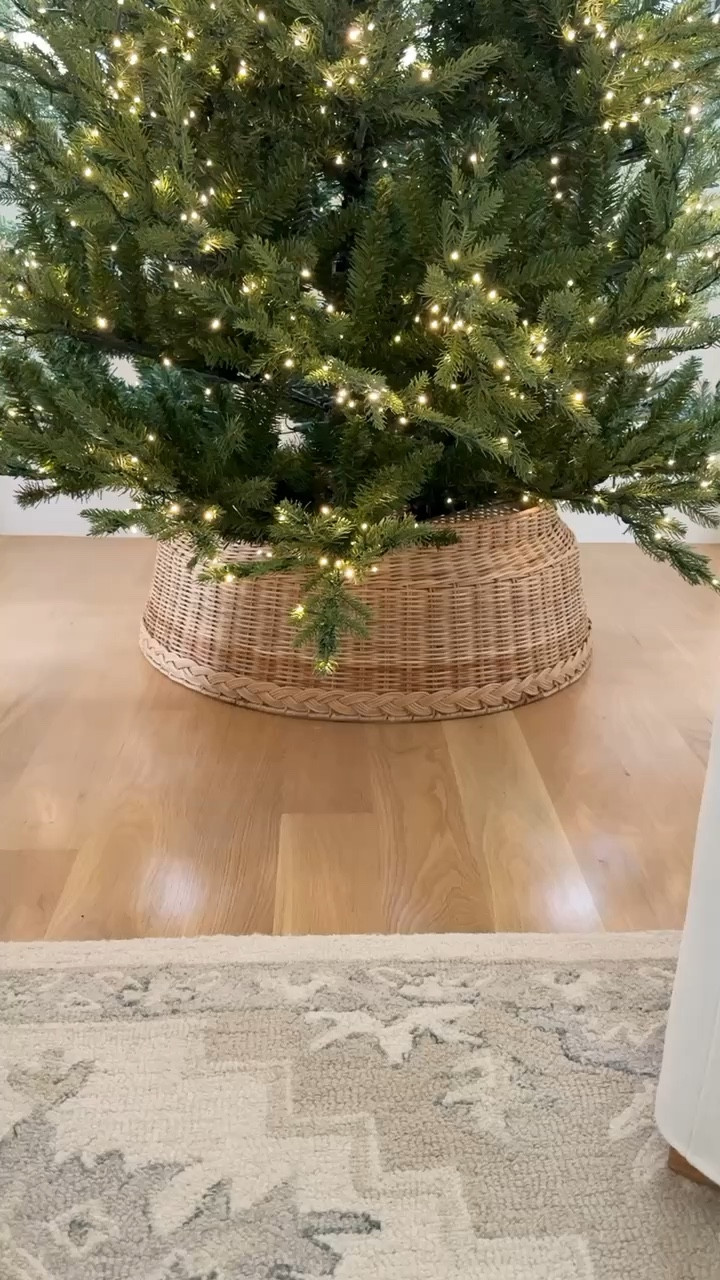 The coziest Christmas vibe with these twinkle lights. 



Christmas tree, Christmas decor, tree skirt, neutral decor, living room rug

#LTKHoliday #LTKSaleAlert #LTKHome