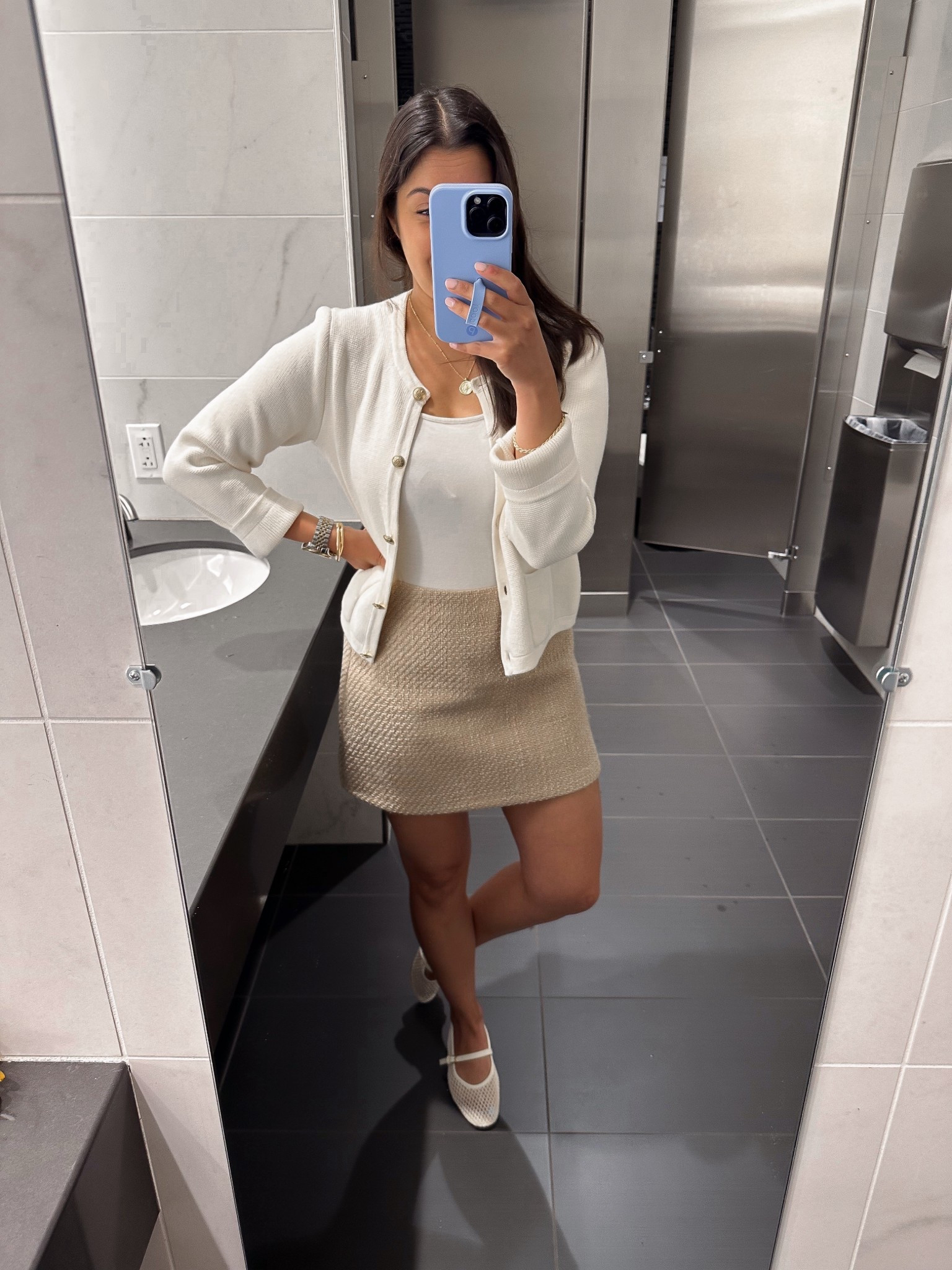 Wore this look to the office so thought I would reshare with updated pieces! This would also look good with a blazer instead of cardi


Button cardigan, sweater over shoulders, officewear, workwear, petite workwear, petite work outfit, fall transition outfit, summer work look, petite work look, mesh flats, mesh ballet flat, ballet flats, jcrew, Abercrombie 

#LTKWorkwear #LTKShoeCrush #LTKPetite