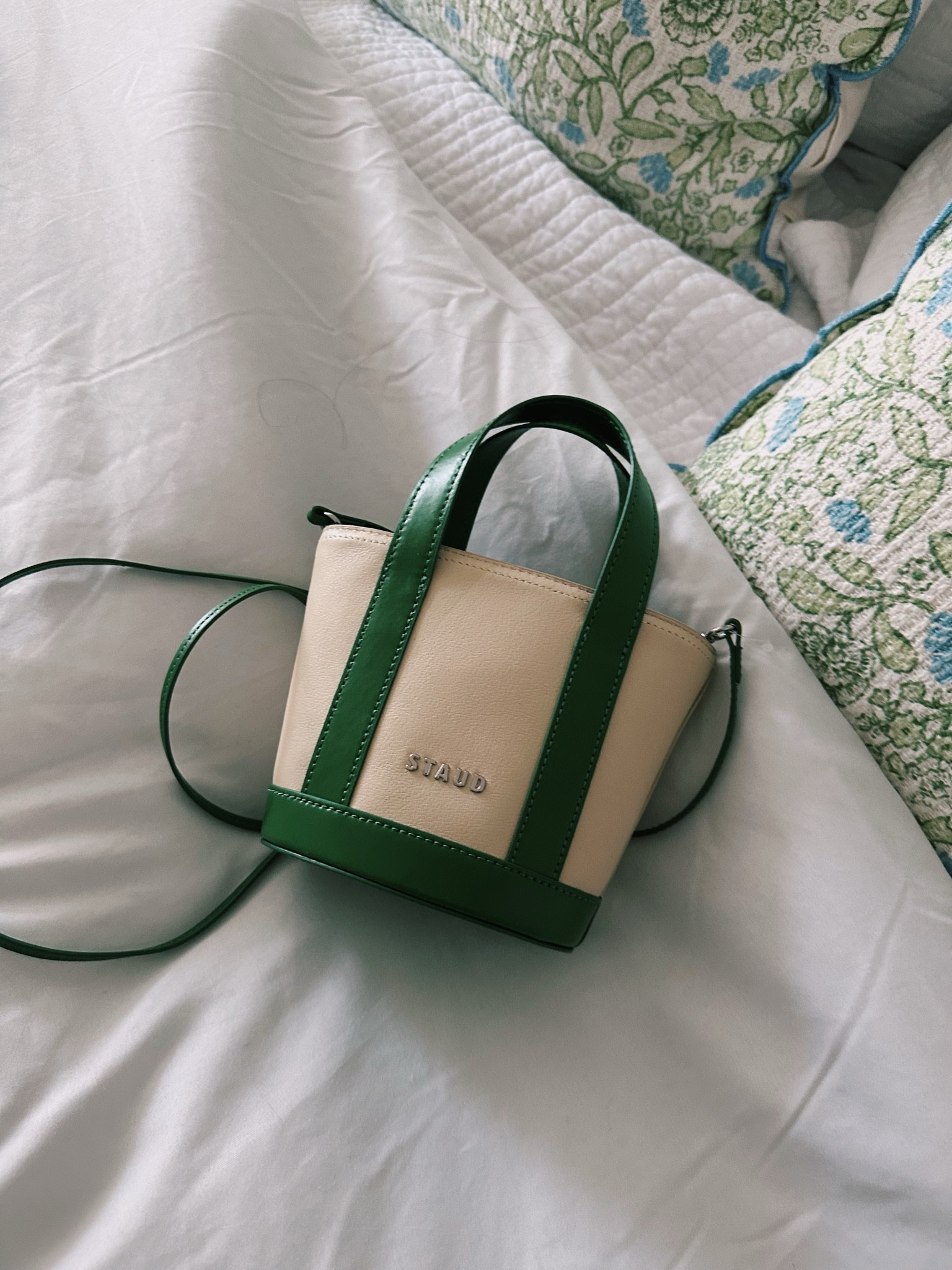 STAUD Allies Micro Leather Bag ⚓️

Such a fun elevated boat tote vibe. And a crossbody! 


.
.
Coastal grandma. Beach. Summer. Shopbop. Purse. Mini bag  

#LTKSeasonal #LTKStyleTip #LTKItBag