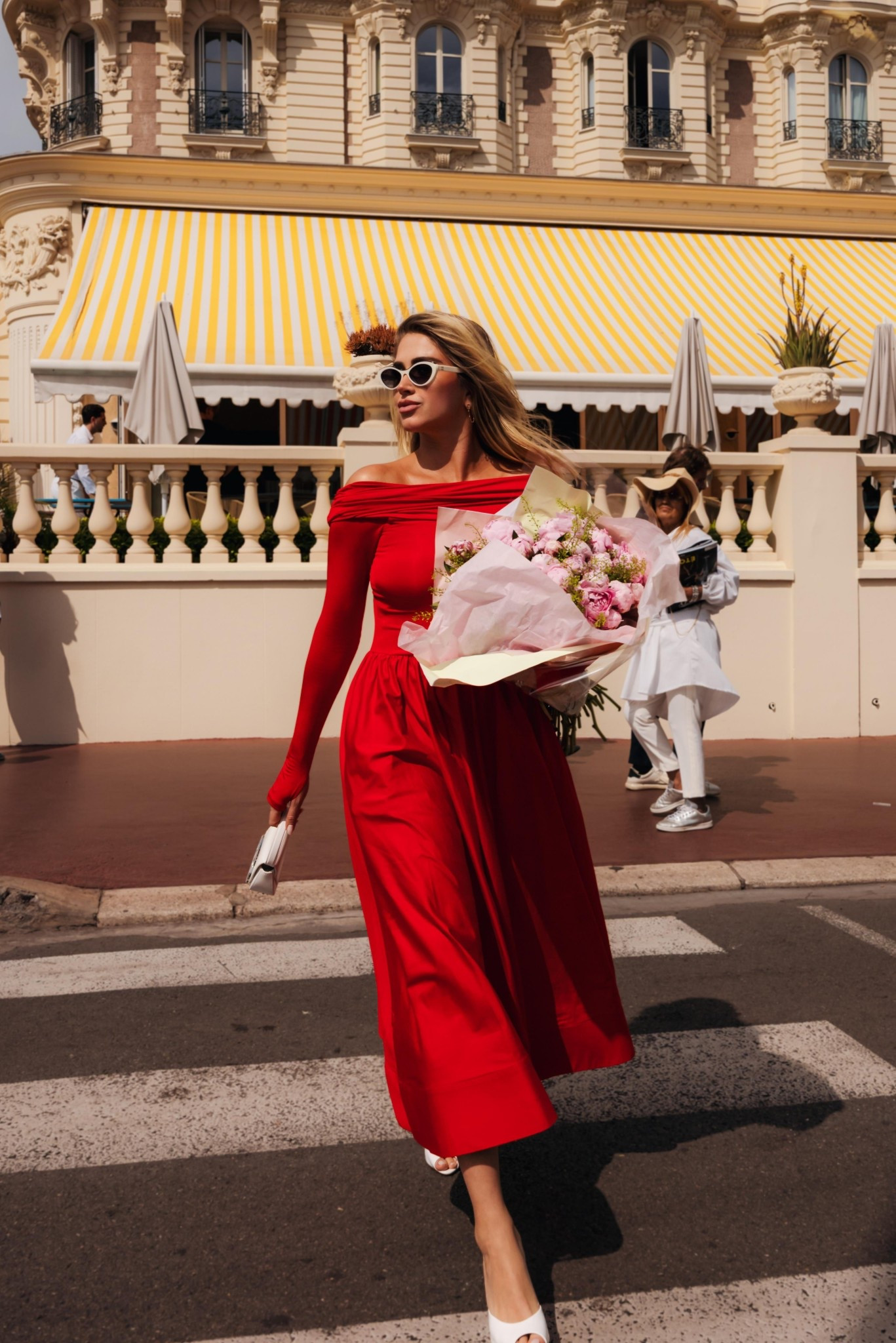 Statement dress + mini bag 🤍 