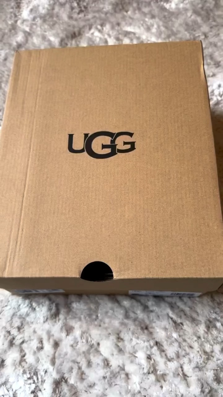 Ugg ultra mini in the shade antelope 🫶🏻🫶🏻 ready for winter although the weather is debatable at the moment




#LTKunder50 #LTKSeasonal #LTKshoecrush