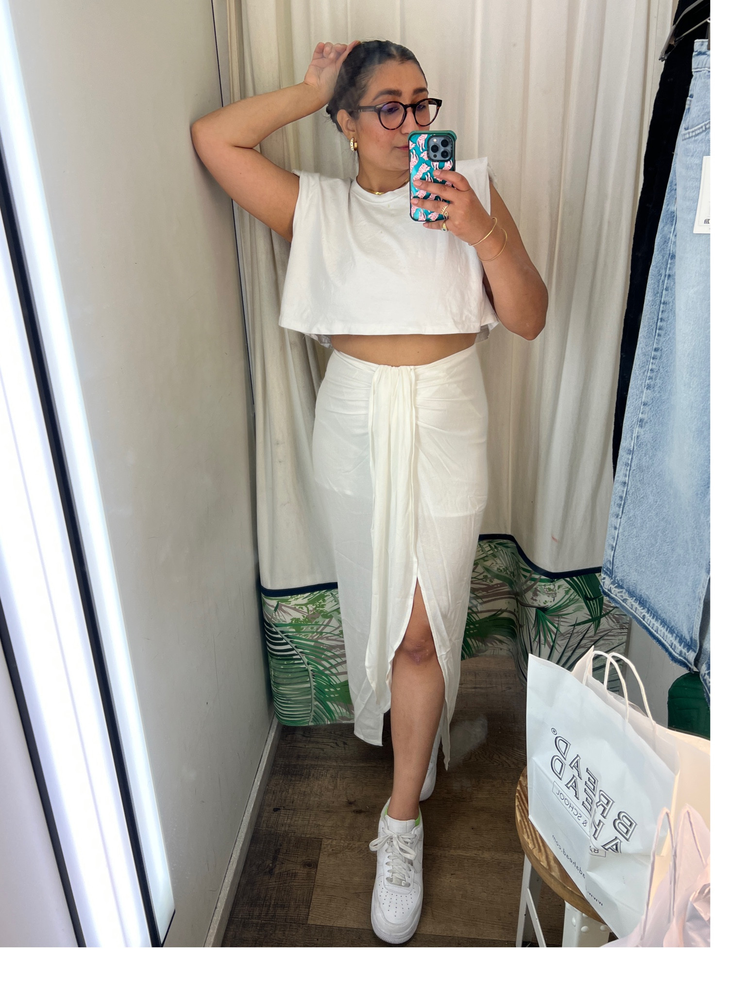 Okay pull&bear! I see you 👀 a comfy, breezy white skirt with a belly flattering wrap detail. Imagine this on the beach 😍 (I tried on a size L) 