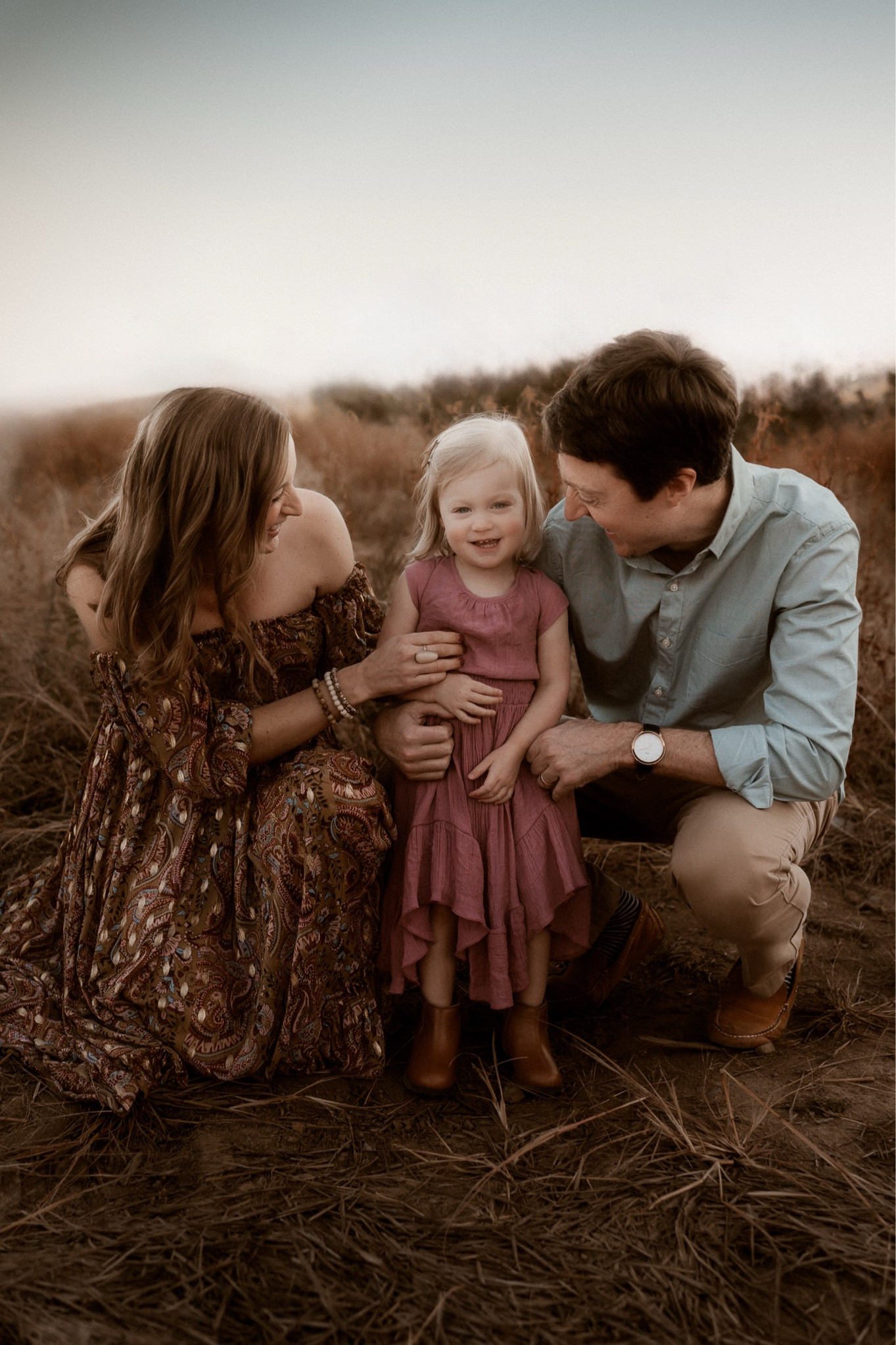 This was one of my favorite sessions I styled back in 2023. Moms dress and daughters is part of my client closet but I’m linking outfits that are similar and would look amazing for your session too ✨
