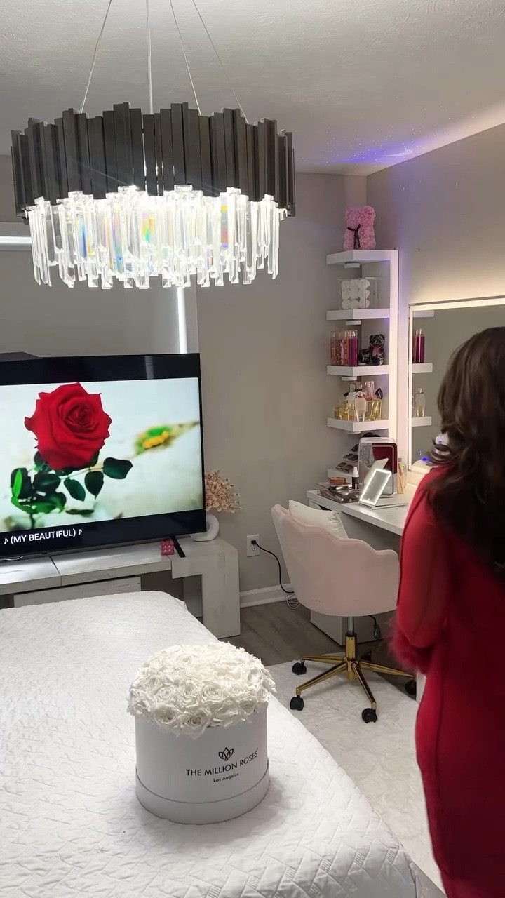 Snippets : GRWM 🌹Follow: @sabrinahomeideas for more home ideas 
Share with friends you know for home inspo 
#outfitideas 
#valentinesdress #weekend❤️ #loveday #reels #decor #valentineoutfit #explore #getreadywithme 
#homeinspo4u #kisses #getreadywithme #inspo #inspo #getready #dress #foryou #happydays❤️ #makeupday #blogerlife #poplar #videoviral #sabrinahomeideas #reelsvideo #reelsvideo #reels #reddress #foryou #creator #explorepage #happyday #fypシ #fyppage #fypp #room

#LTKbeauty #LTKU #LTKstyletip