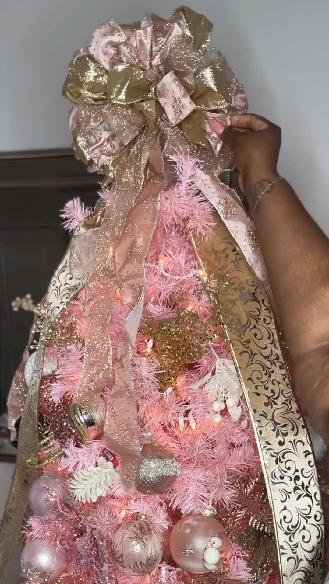 Who said Christmas trees have to be green? 🎄✨ Mine’s rocking pink vibes with rose gold, pink gold, and white decor! 💖 How are your holiday decorations coming along? #PinkChristmas #HolidayVibes #DeckTheHalls #ChristmasDecor

Follow my shop @TheFashionCurve on the @shop.LTK app to shop this post and get my exclusive app-only content!

#liketkit #LTKHome #LTKVideo #LTKPlusSize
@shop.ltk
https://liketk.it/4WA1Q

#LTKVideo #LTKPlusSize #LTKHoliday