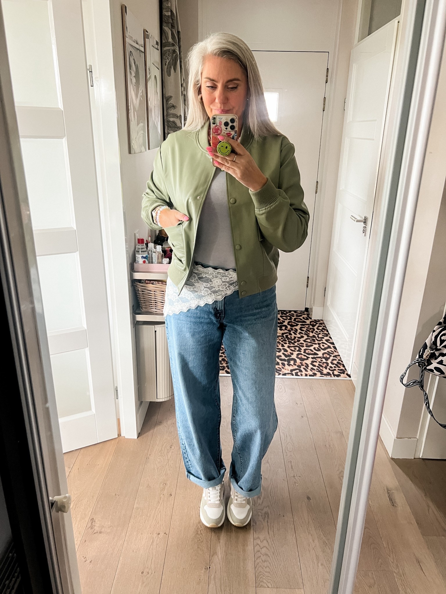 OOTD - Vrijdag. Babyblauw flinterdun cashmere truitje (L), groene imitaieleren bomber (42), kanten sjaal om heup. Barrel fit jeans (32/36), glaskralen ketting en ketting met ballon hondje. Hun sneakers in pastelkleuren (tts). 




#LTKMidsize #LTKTall #LTKootd