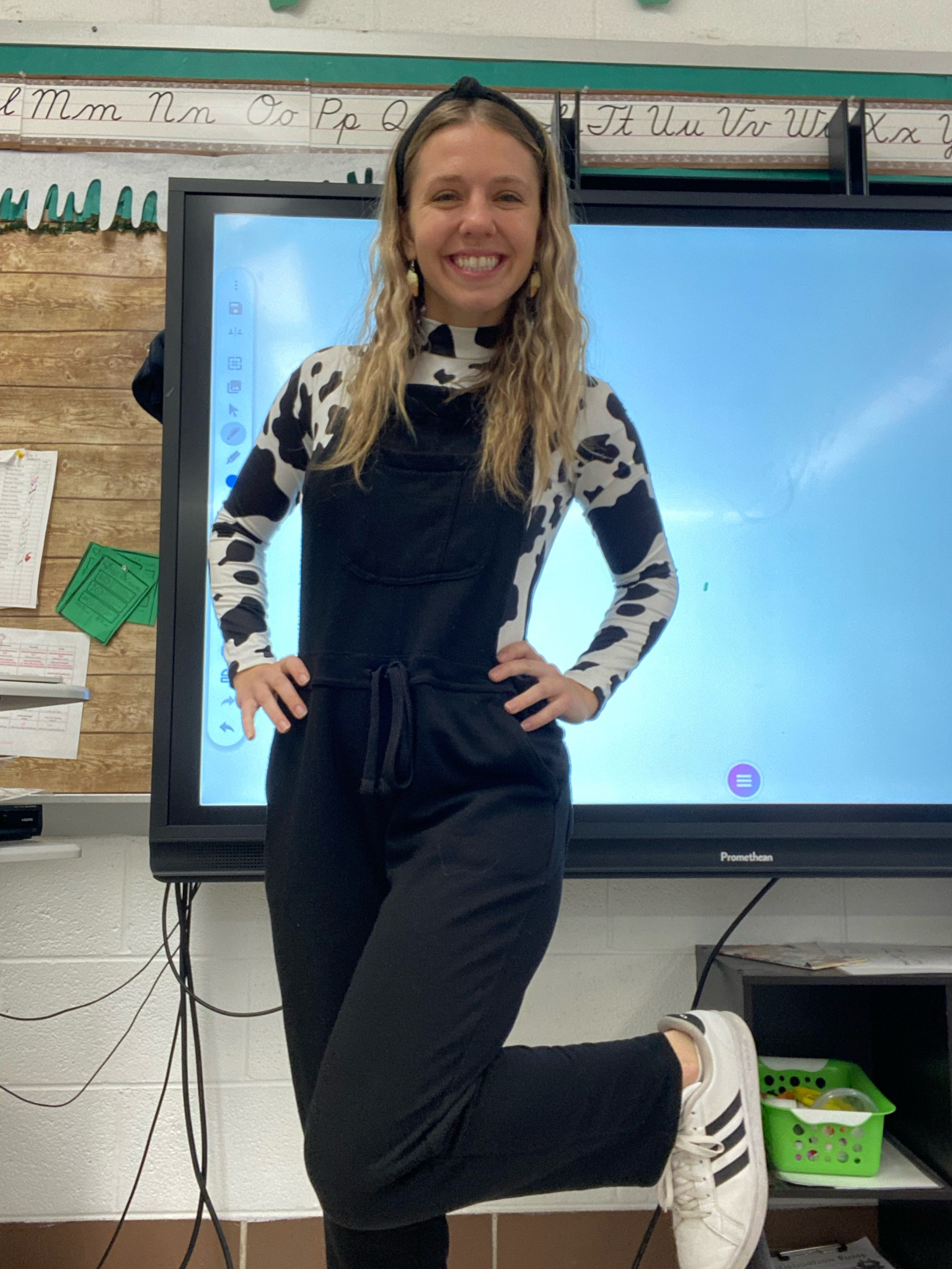 No reason for this outfit other than it being so fun and cute!!! Anytime I have a chance to wear comfy overalls, I’m doing it

#LTKCyberWeek #LTKfindsunder50 #LTKworkwear