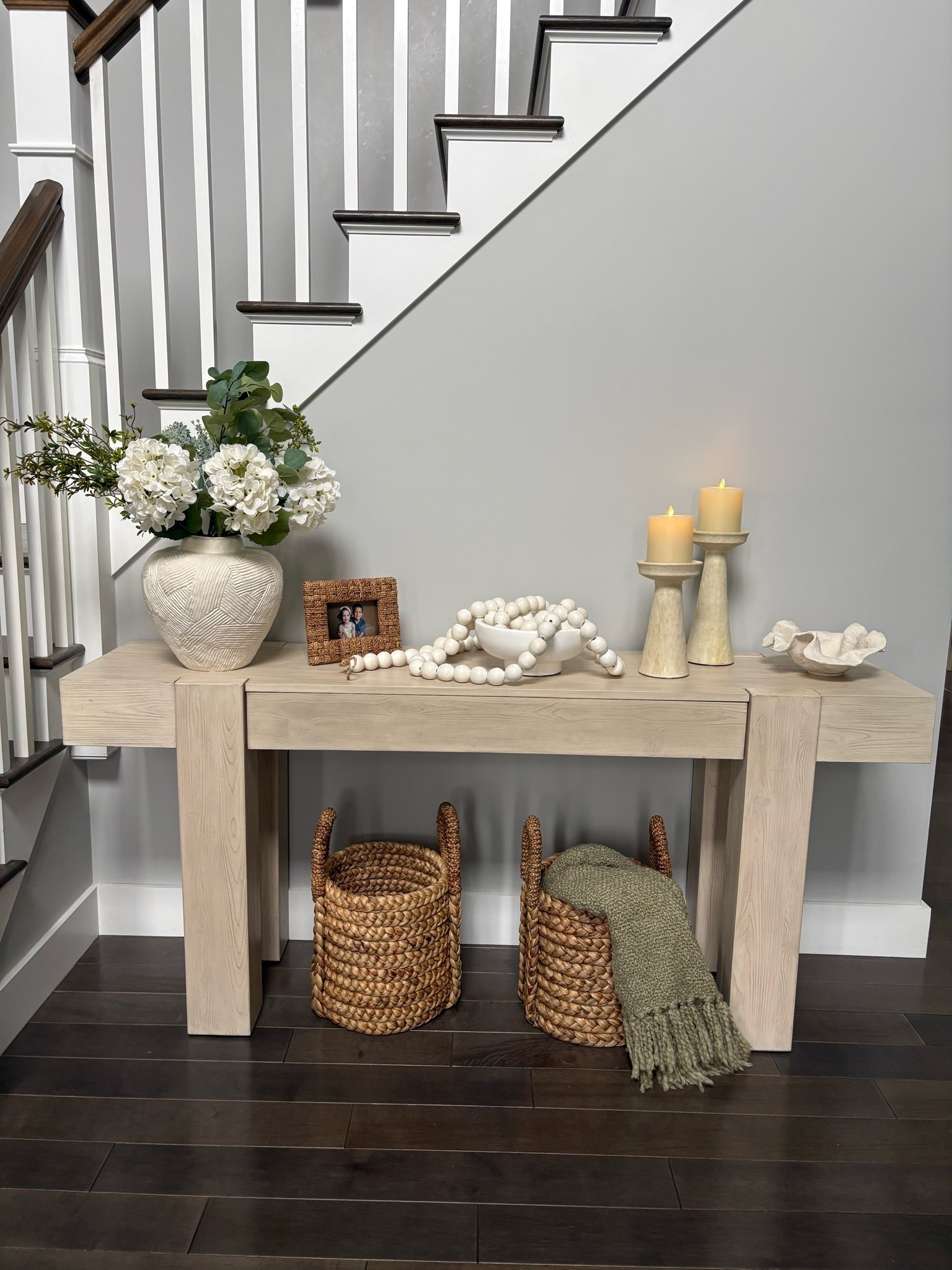 Summer entryway table

#LTKSeasonal #LTKHome