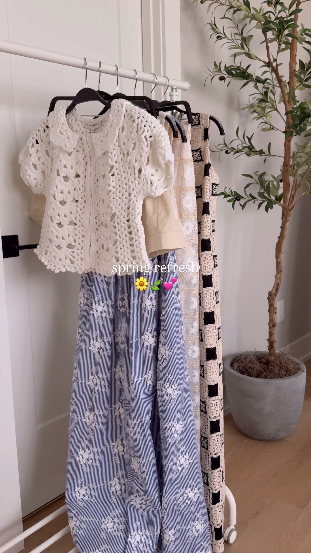 New spring finds from English Factory😍 stay tuned for a try on, because these pieces are spring/summer perfection!

English factory, crochet, spring style, midi dress, matching set, summer style, vacation style 