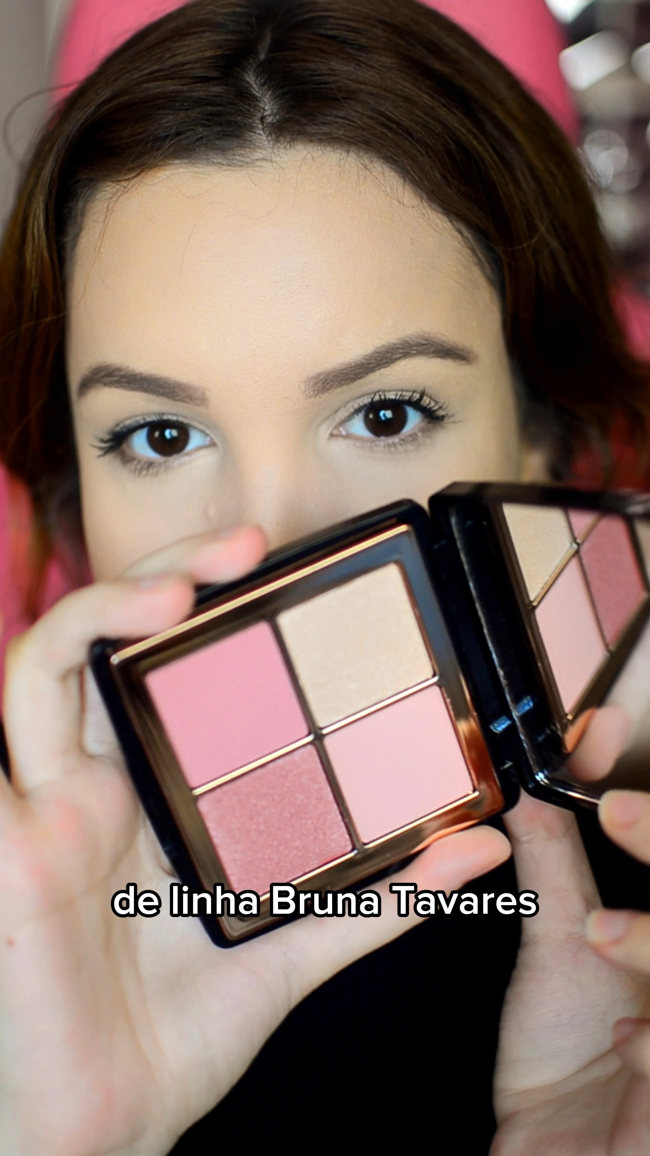 Testando pela primeira vez a paleta de blushes na cor Rose da coleção Minnie Mouse de Linha Bruna Tavares e gente: Tô completamente apaixonada na textura dos produtos 😍🥹 Eu já tinha a versão dela em tons alaranjados que se chama terracota, mas achei que a rose foi o encaixe perfeito pro meu tom de pele 🥹
. 
O pigmento dos blushes é fino e muito pigmentado, aderem totalmente na pele, esfumando de uma forma linda, sem manchar ou marcar na textura da pele, e o “blush iluminado” que é esse tom de rosado com brilho é simplesmente magnífico. 👏😮‍💨
.
.
#blushpink #paletadeblushes #linhabrunatavares

#LTKbrasil #LTKbeauty #LTKVideo