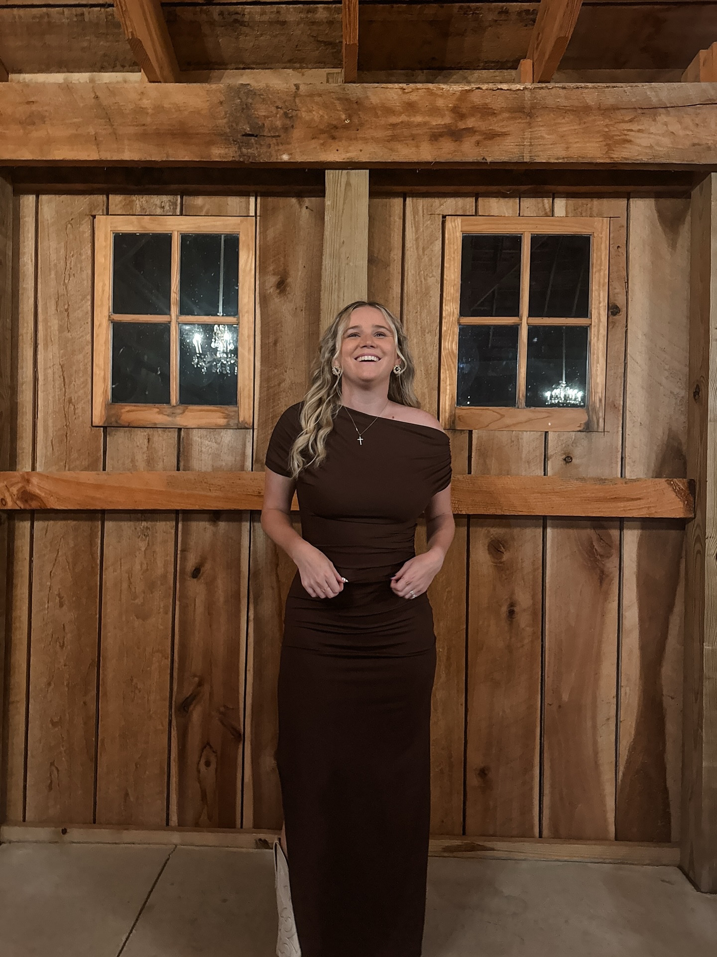 🧸🍂🤎☕️

Fall barn wedding guest dress, brown asymmetric off the shoulder, slit, flattering, cowgirl boot friendly dress, ariat boots, cream boots, autumn, rustic wedding