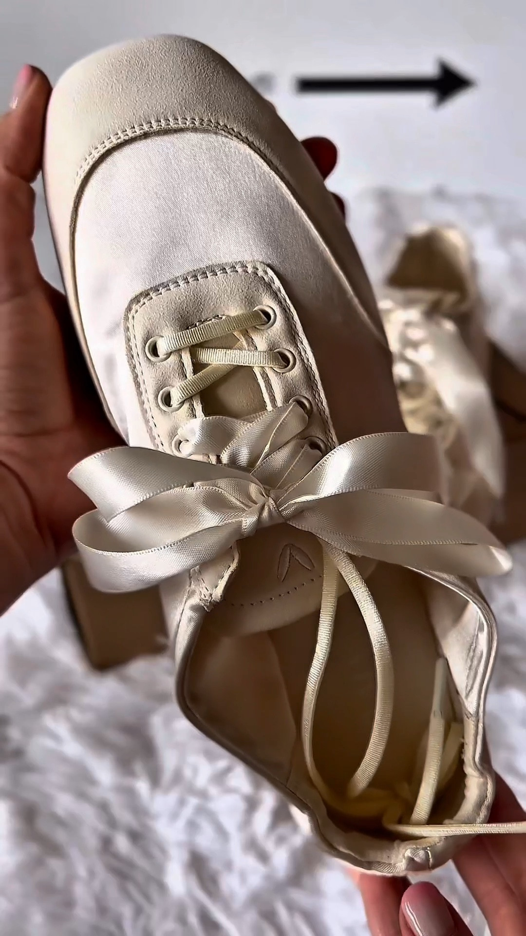 I was not ready for how good these sneakerina ✨would make me feel 🤍
just put on these @vivaia_official Cristina sneakers 🤍and somehow turned into Bella Hadid’s off-duty twin 🌟 at Madrid’s most visited recent event 🤩
Comfy like sneakers. Chic like ballet flats. ✨And yes, they go with everything 🫶🏻


#LTKshoes #LTKspring #LTKeurope