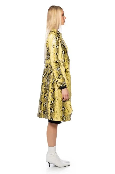 SANDO SNAKE PLEATHER TRENCH COAT WITH ZIPPER TRIM in yellow snake | AKIRA