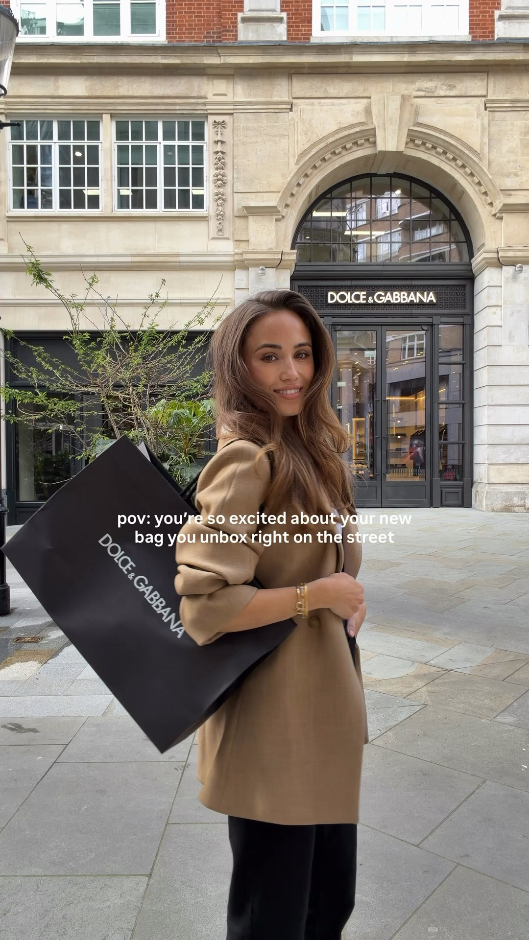 There’s nothing sun in London and a new bag can’t fix 🖤

My blazer is Source Unknown 